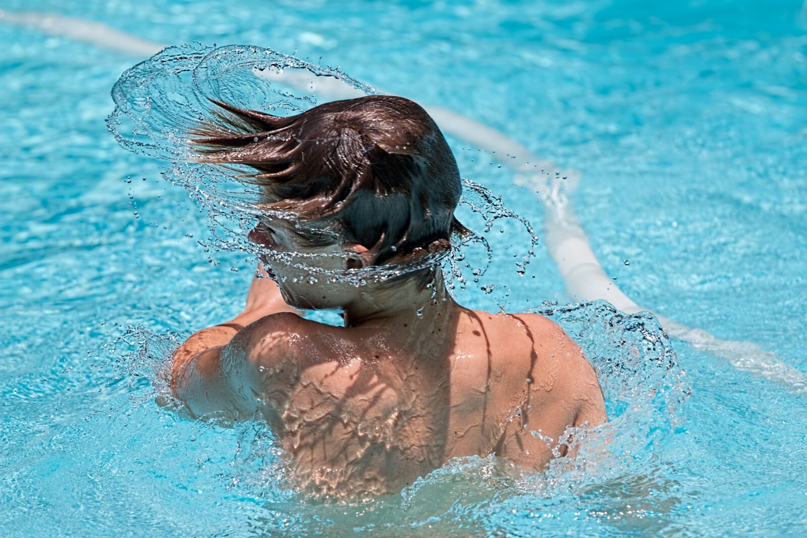 Canon EF 70-200mm F4L IS USM sample photo. Swimming, pool, splash photography