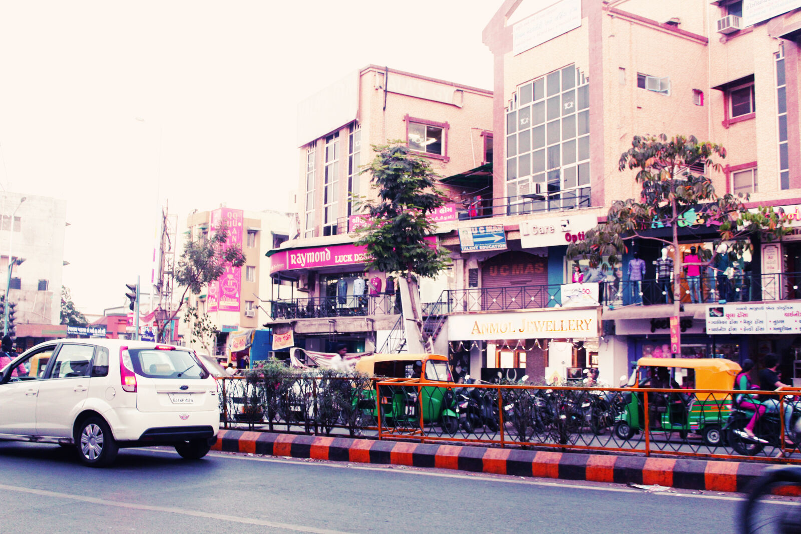 Canon EOS 1300D (EOS Rebel T6 / EOS Kiss X80) sample photo. Ahmedabad, busy, city, city photography