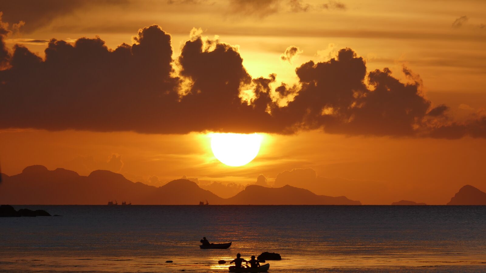 Leica V-Lux (Typ 114) sample photo. Sunset, boat, shadow photography