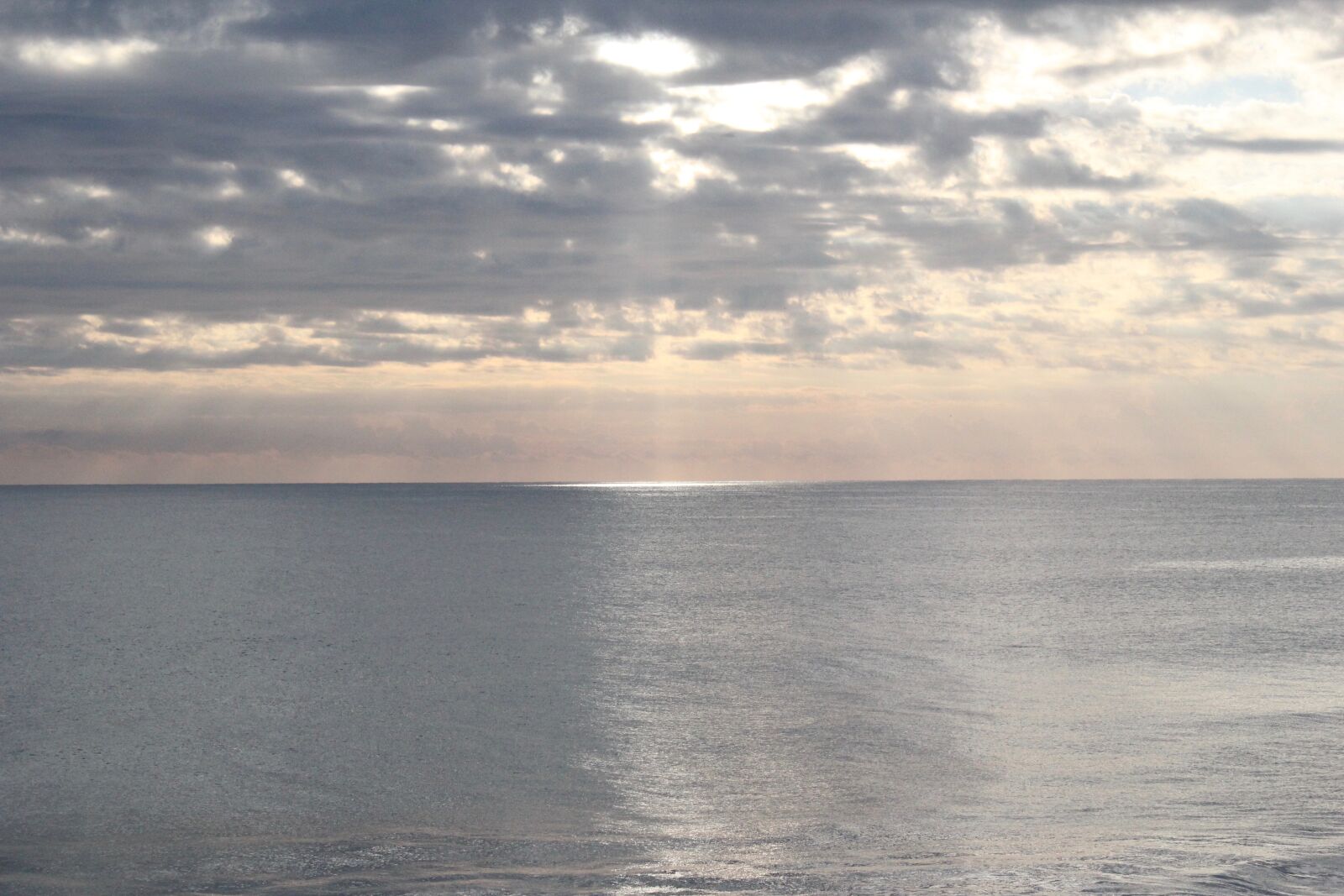 Canon EOS 550D (EOS Rebel T2i / EOS Kiss X4) sample photo. Beach, sunrise, clouds photography
