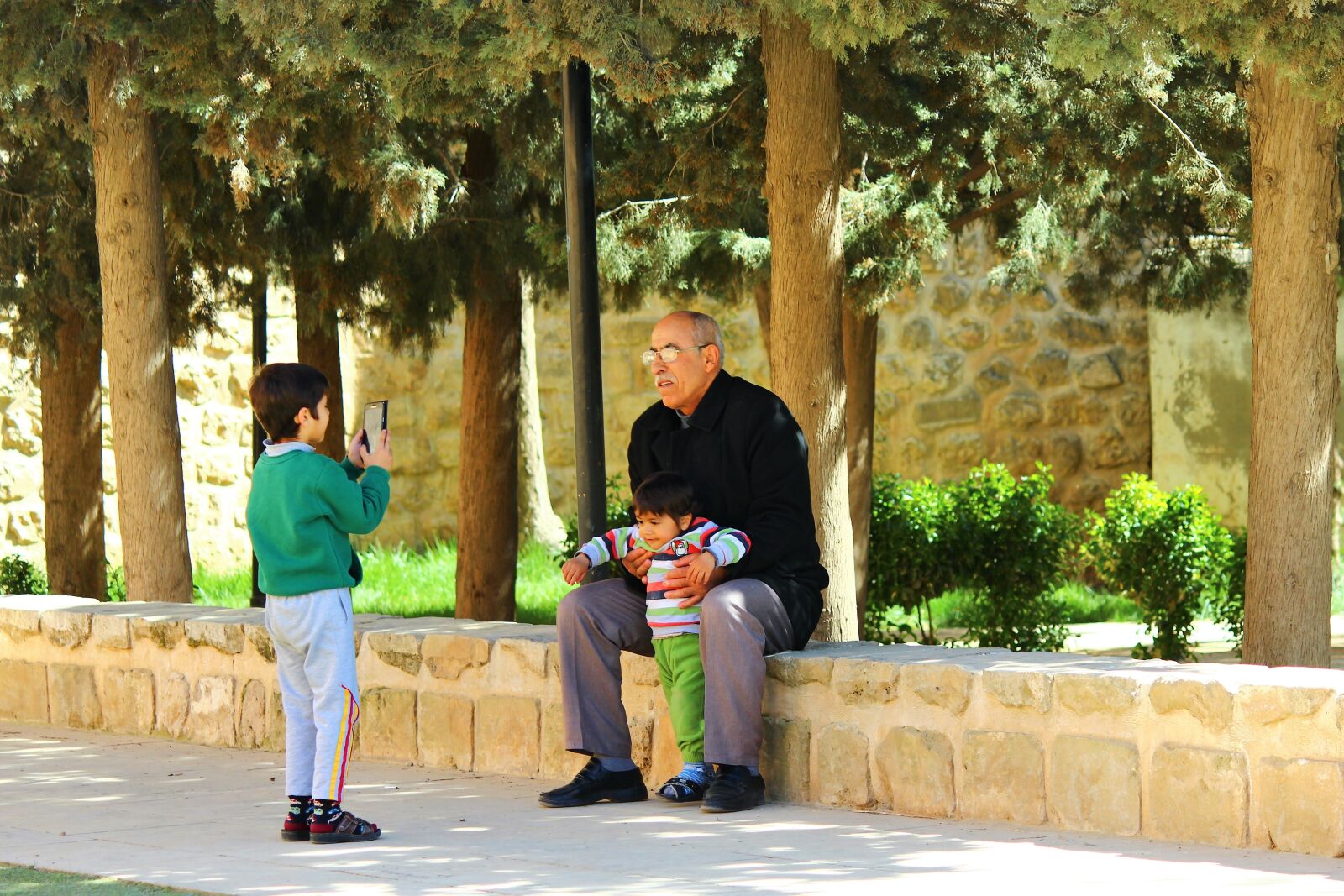 Canon EOS 600D (Rebel EOS T3i / EOS Kiss X5) sample photo. Grandchildren, grandfather, child photography