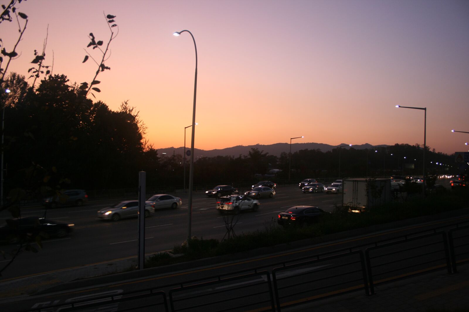 Canon EOS 400D (EOS Digital Rebel XTi / EOS Kiss Digital X) sample photo. Night, car, highway photography
