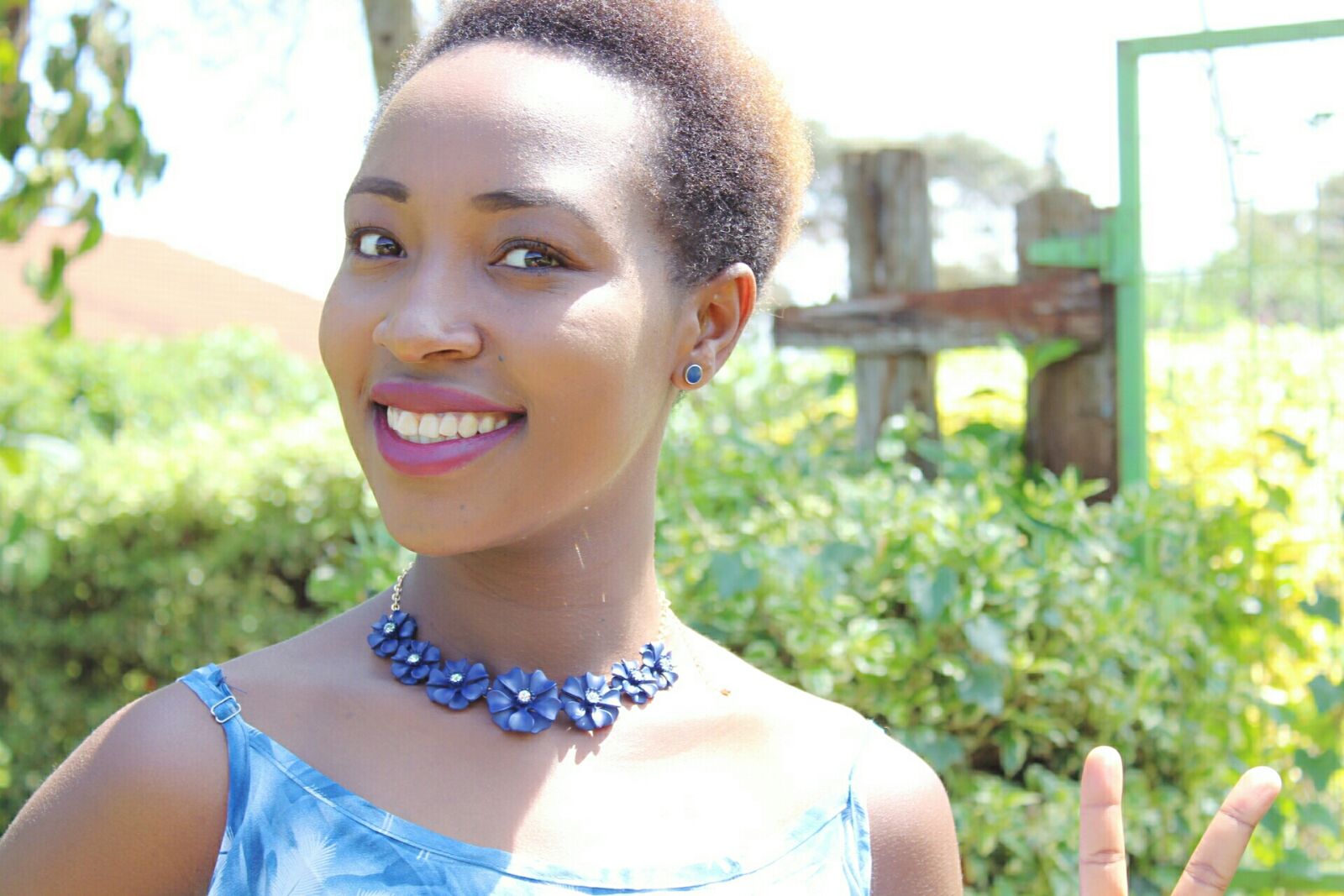 Canon EOS 1300D (EOS Rebel T6 / EOS Kiss X80) sample photo. African, blue, lips, short photography