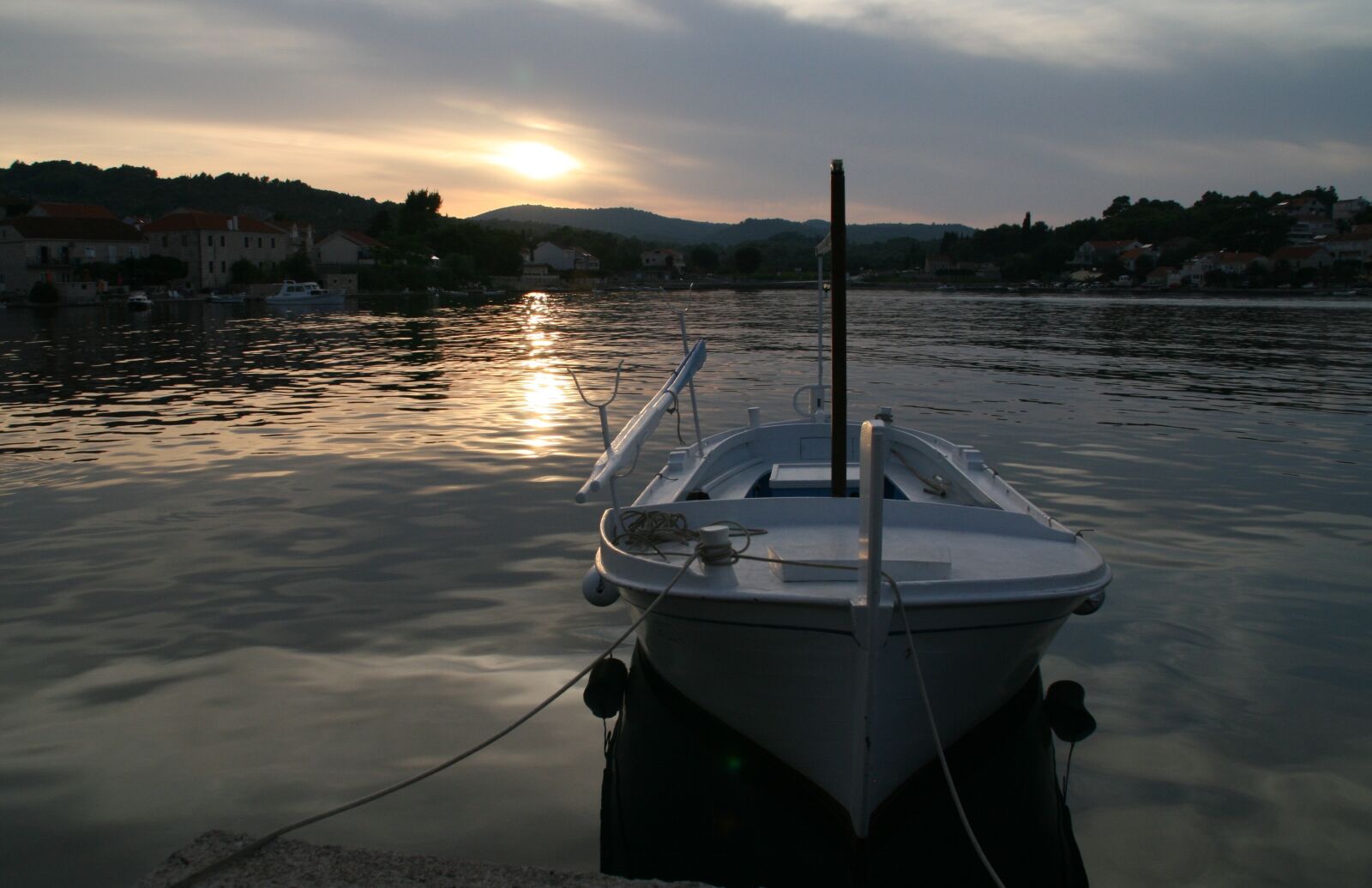 Canon EOS 400D (EOS Digital Rebel XTi / EOS Kiss Digital X) sample photo. Boat, dawn, peace photography