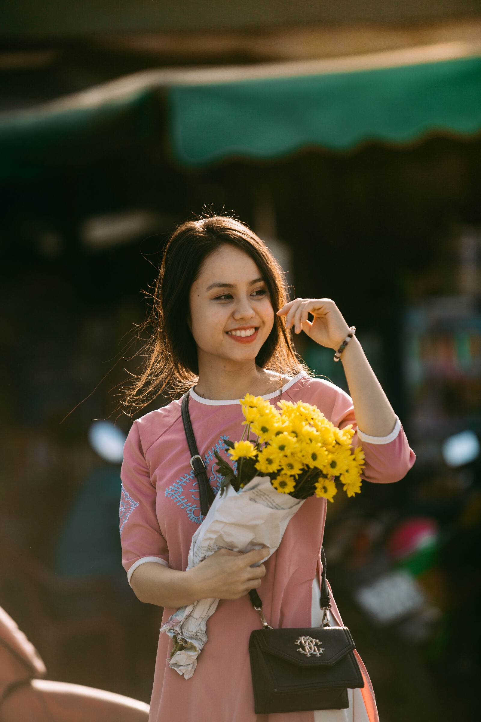 Canon EOS 6D + Canon EF 70-200mm F2.8L USM sample photo. Bouquet, daisy, girl, smiling photography