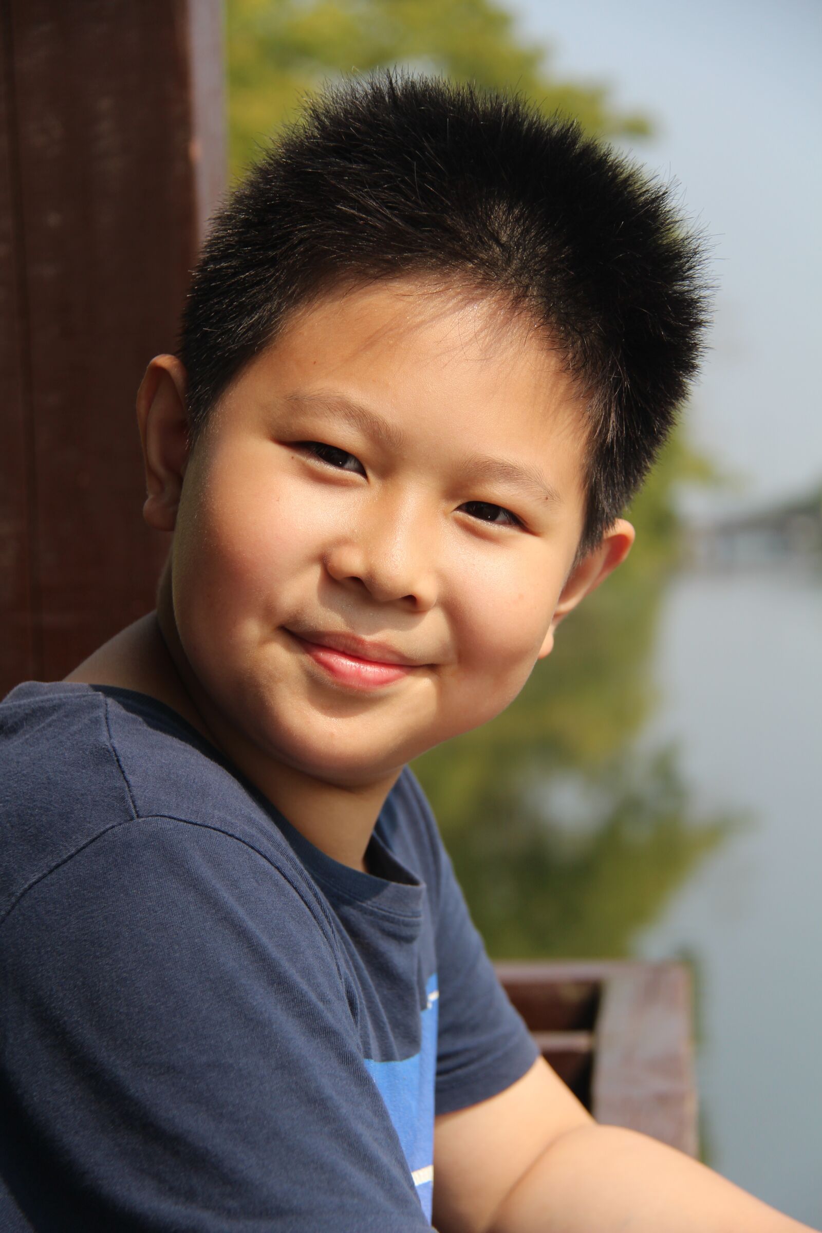 Canon EF-S 18-200mm F3.5-5.6 IS sample photo. Child, character, the yellow photography