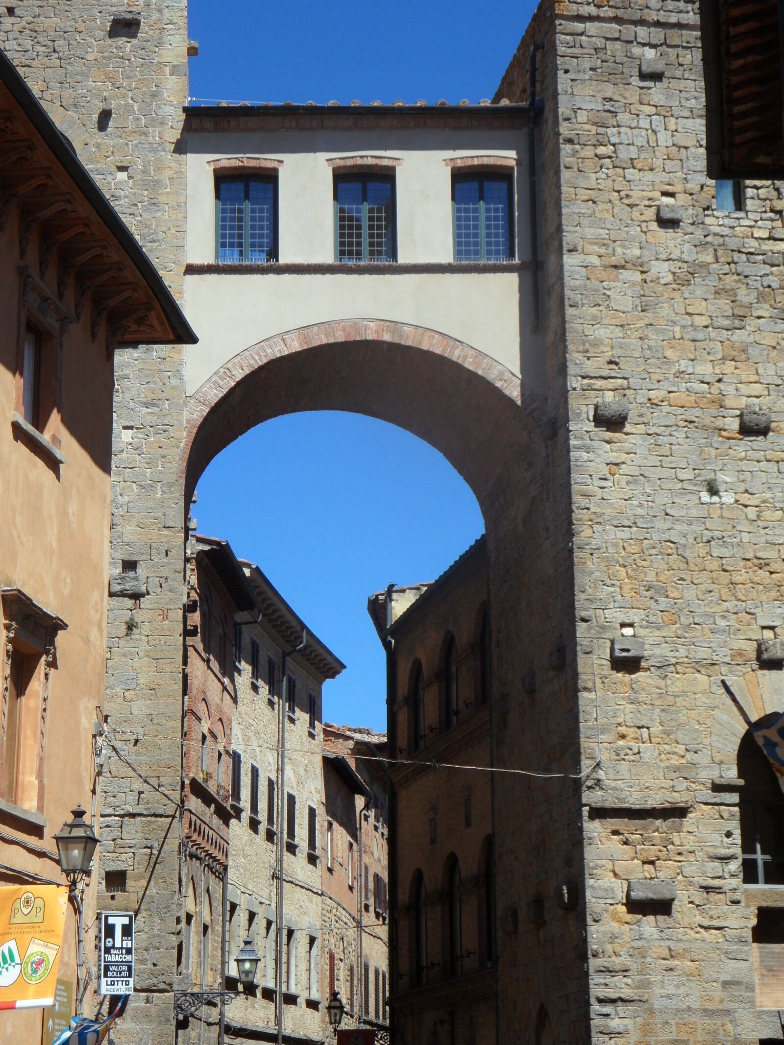 Samsung VLUU WB210, SAMSUNG WB210 sample photo. Volterra, palace, building photography