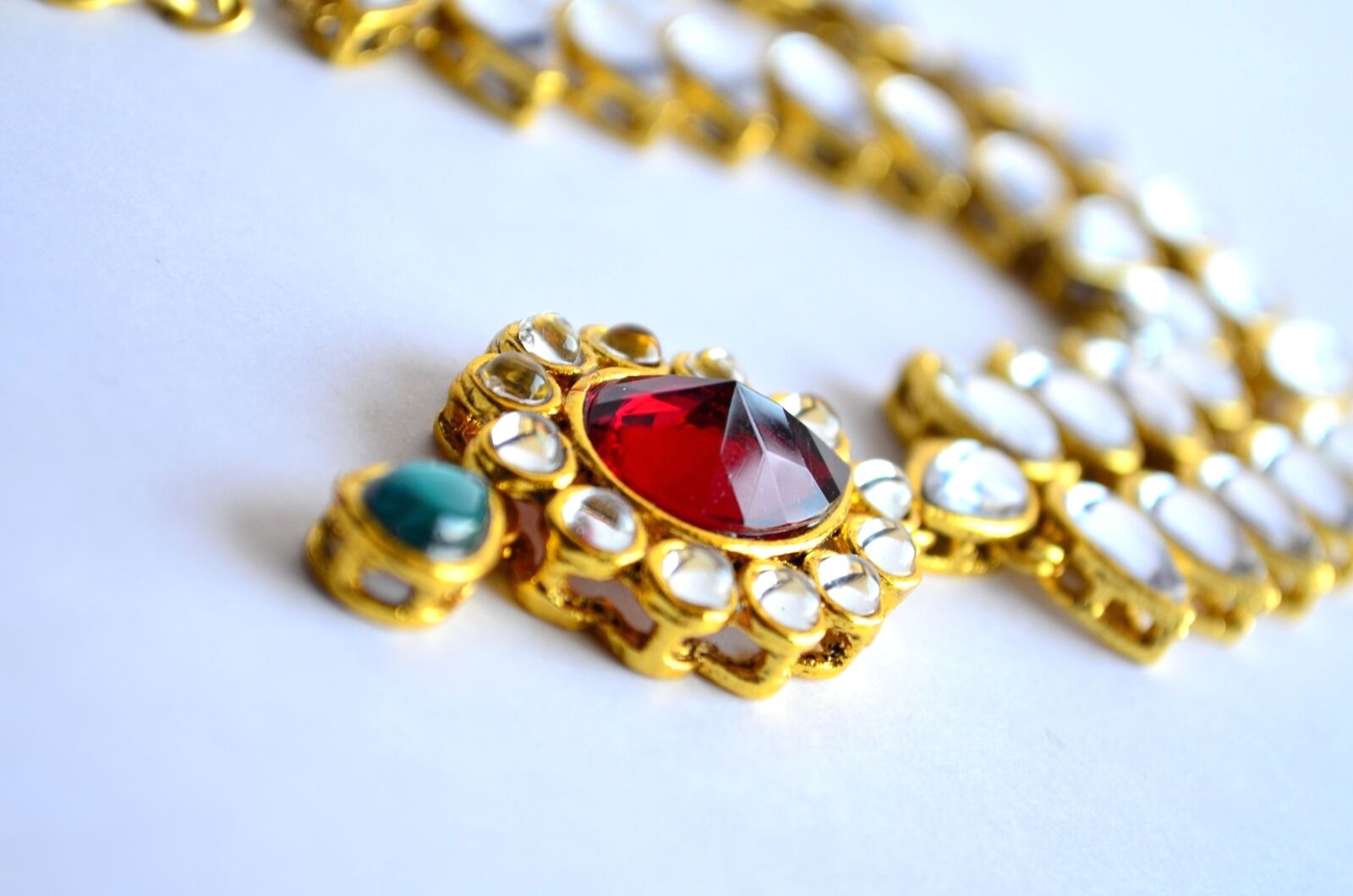 Nikon D5100 sample photo. Necklace, jewelry, gold, diamond photography