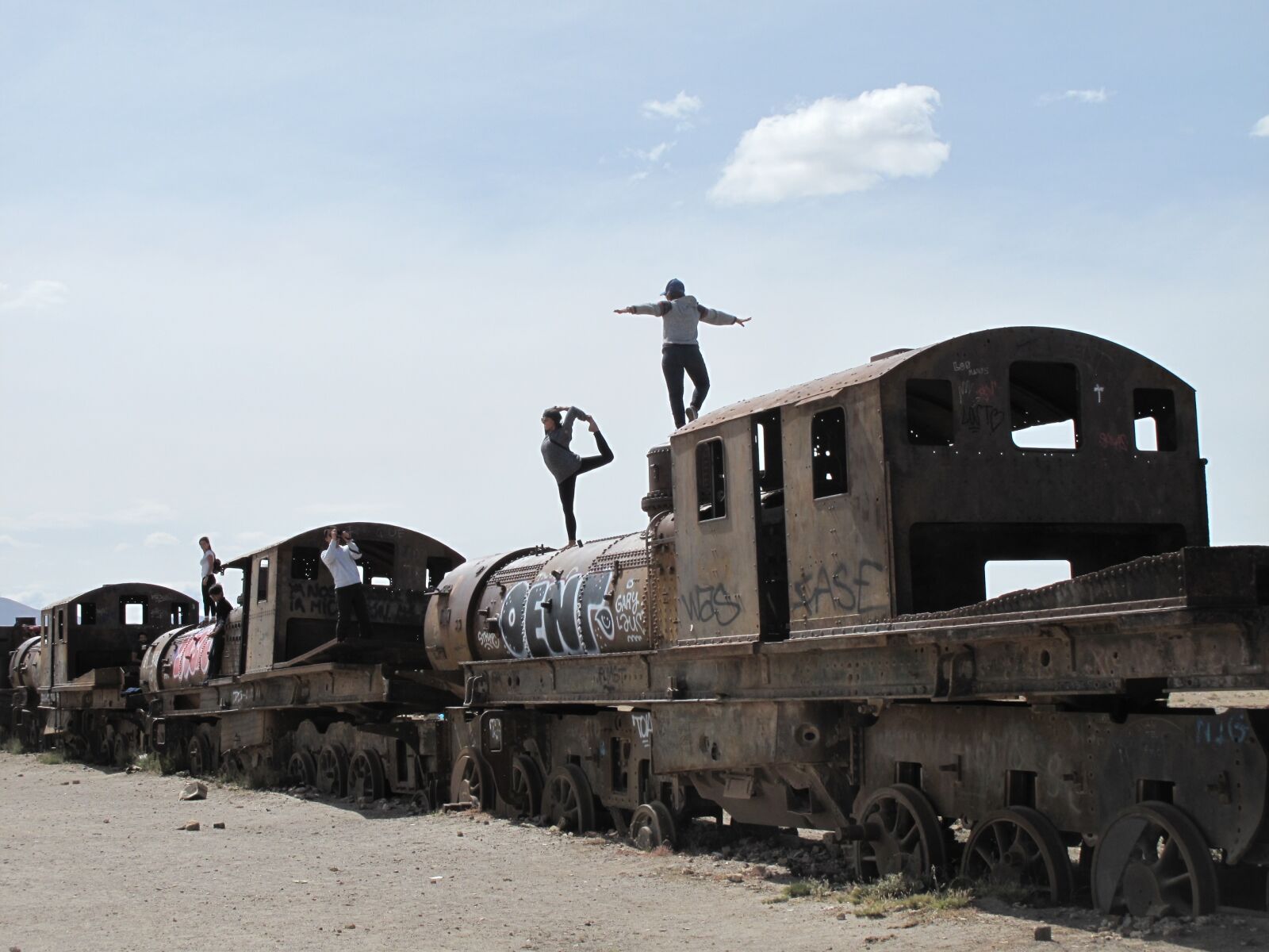 Canon PowerShot G10 sample photo. Bolivia, trains, ruins photography