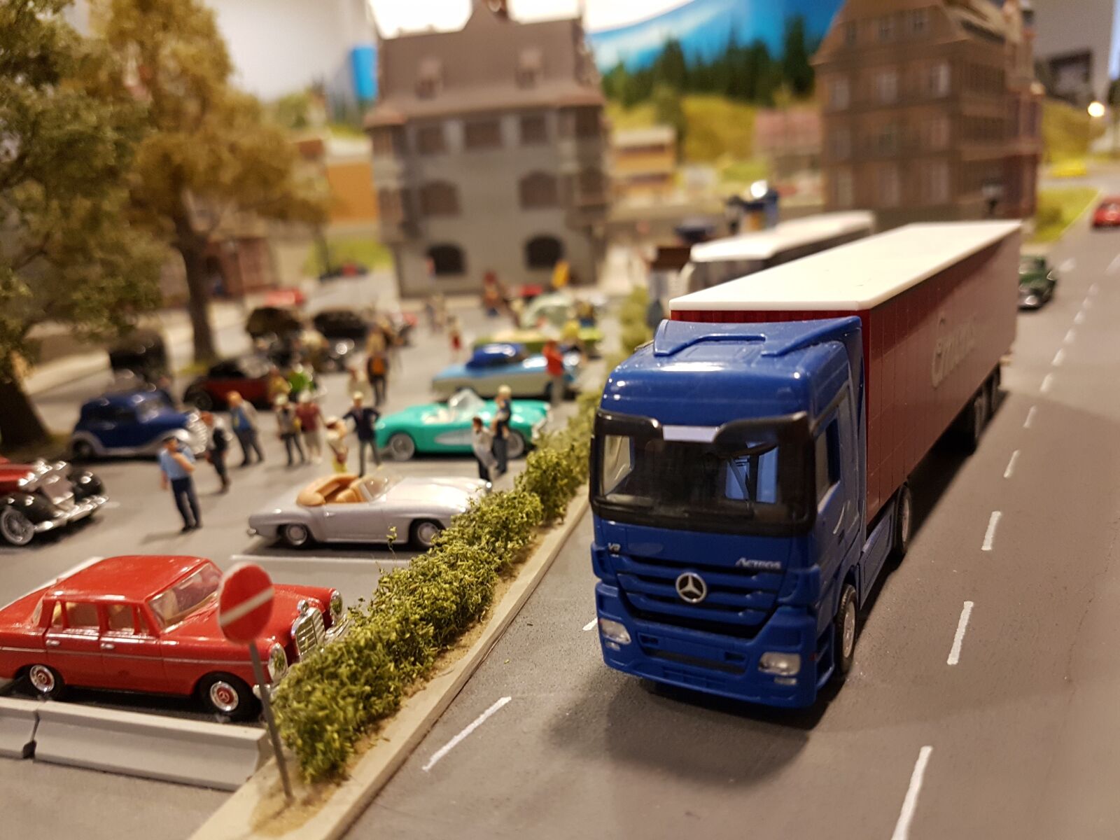 Samsung Galaxy S7 Edge sample photo. Miniverzum, camion, park photography