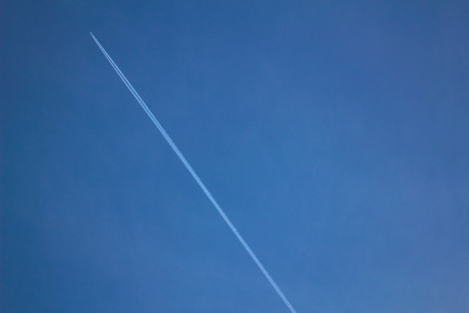 Canon EOS 100D (EOS Rebel SL1 / EOS Kiss X7) sample photo. Airplane, contrails, blue photography