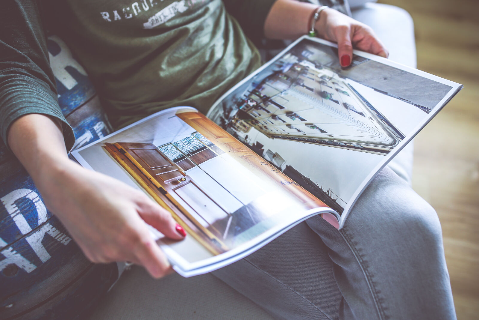 Canon EOS 6D + Sigma 35mm F1.4 DG HSM Art sample photo. Magazine, in, the, hands photography