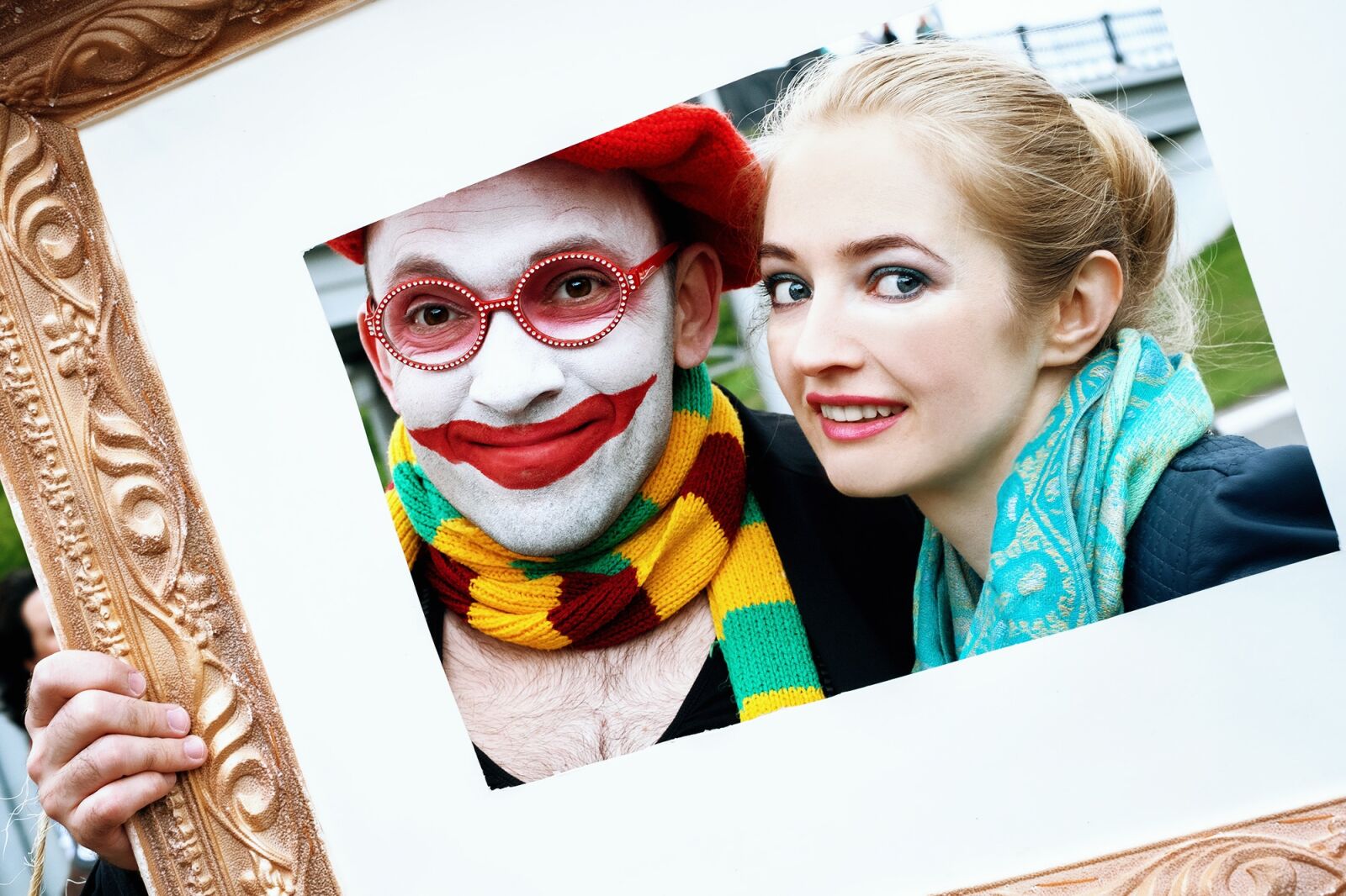 Fujifilm X-E1 + Fujifilm XF 35mm F1.4 R sample photo. Clown, frame, baguette photography