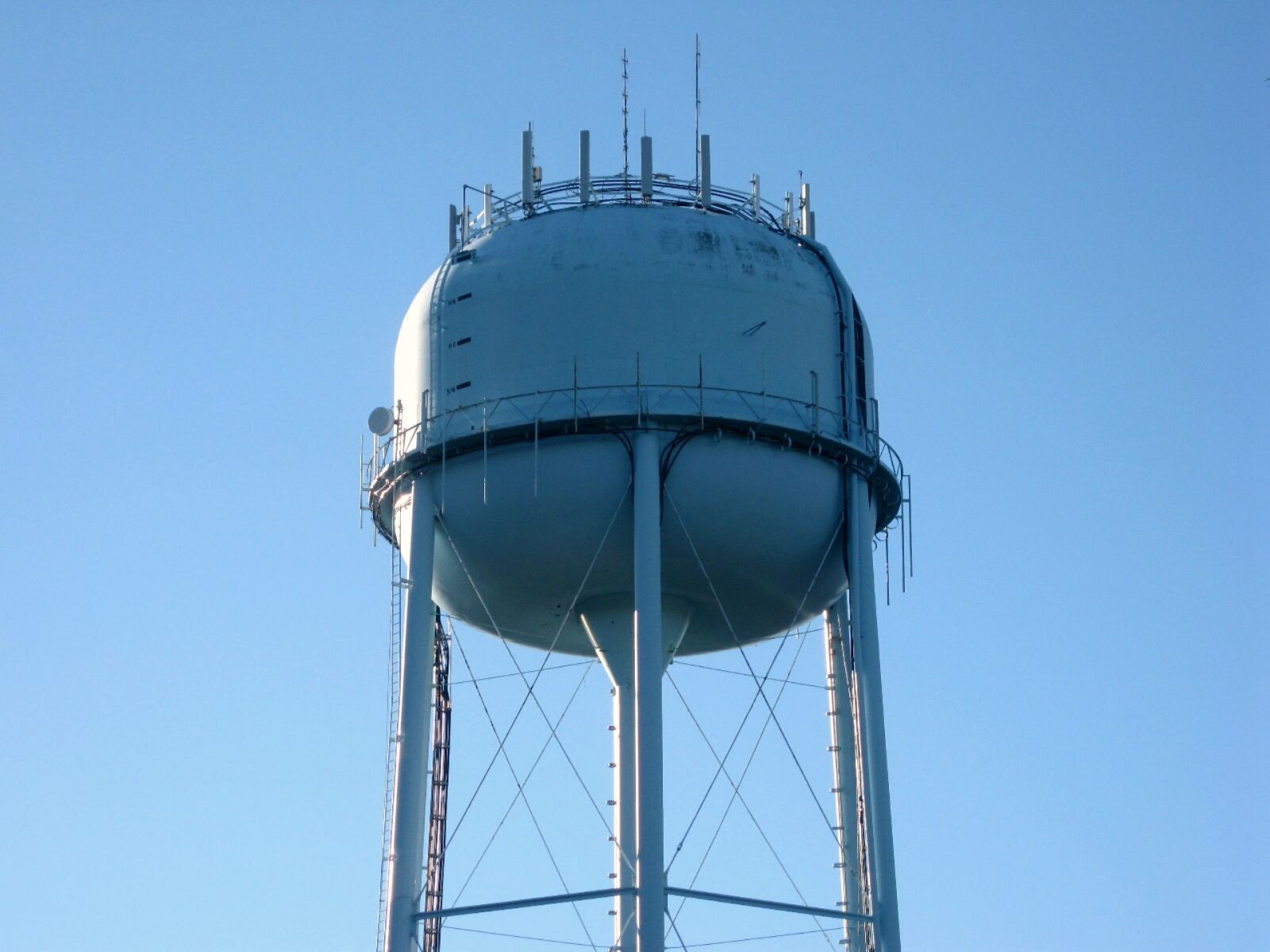 Canon DIGITAL IXUS 960 IS sample photo. Water tower, blue, water photography