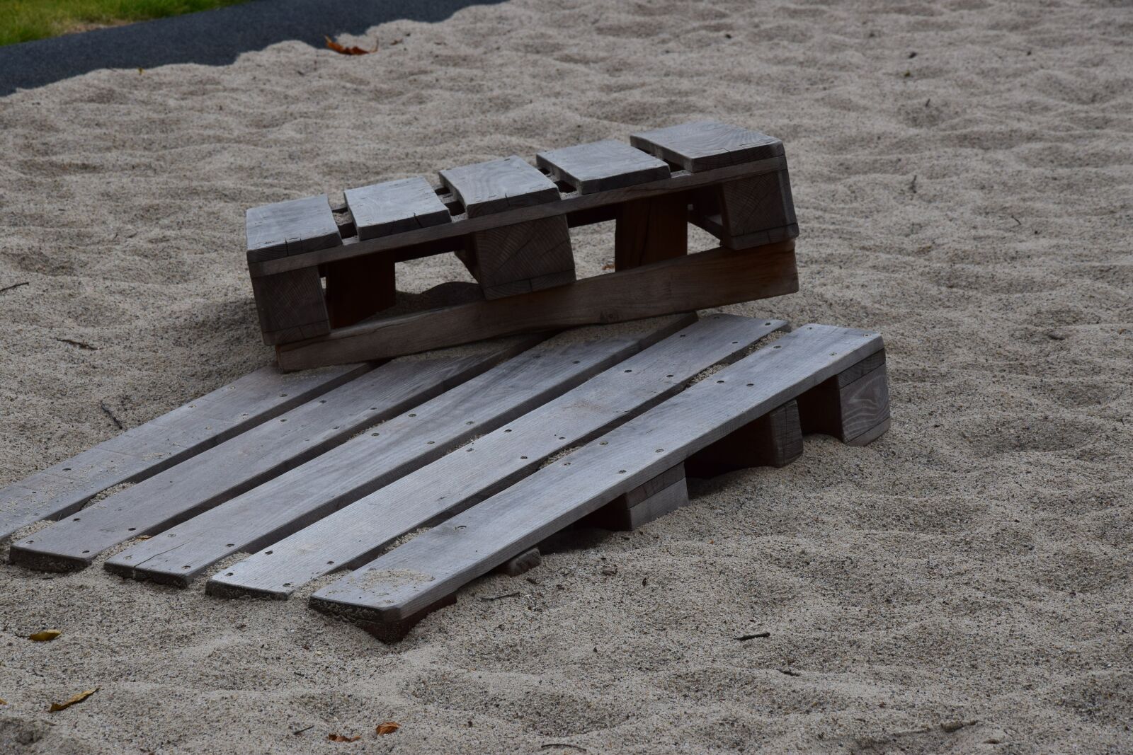 Nikon D5300 sample photo. Sand, pallets, wood photography