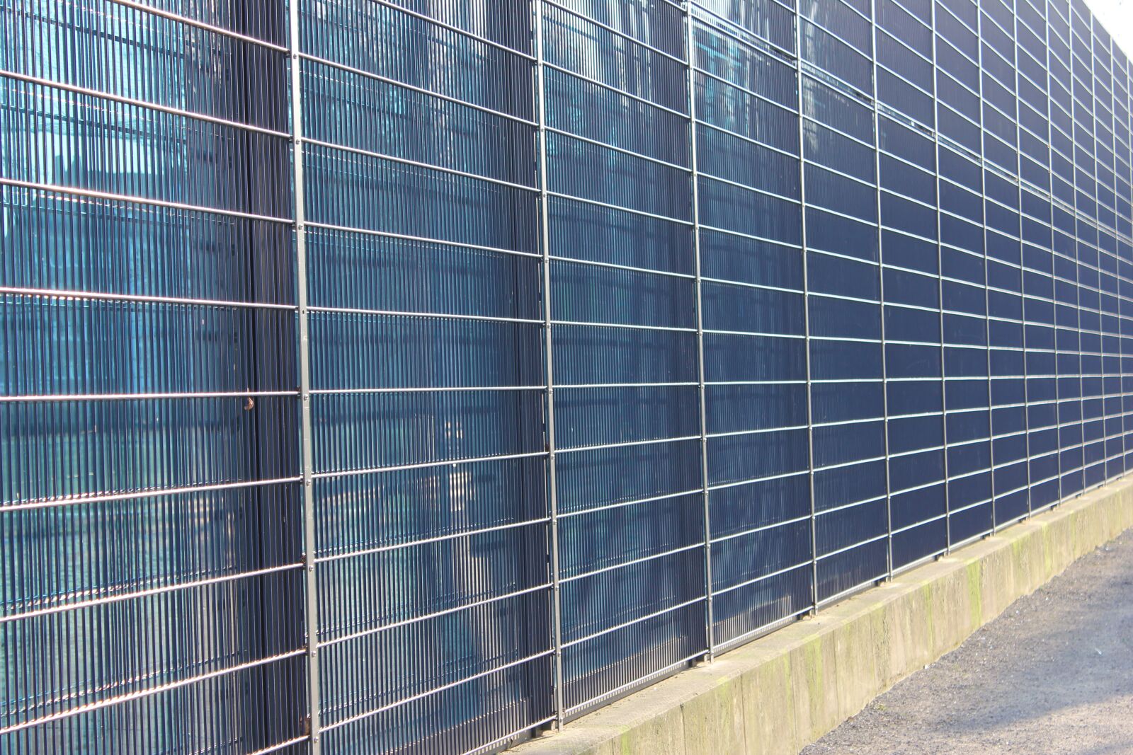 Canon EOS 550D (EOS Rebel T2i / EOS Kiss X4) sample photo. Fence, oblique, metal photography