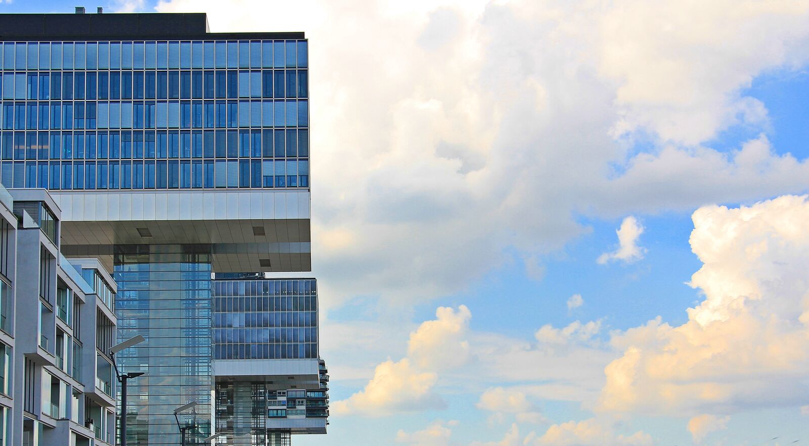 Canon EOS 550D (EOS Rebel T2i / EOS Kiss X4) sample photo. Crane homes, architecture, cologne photography
