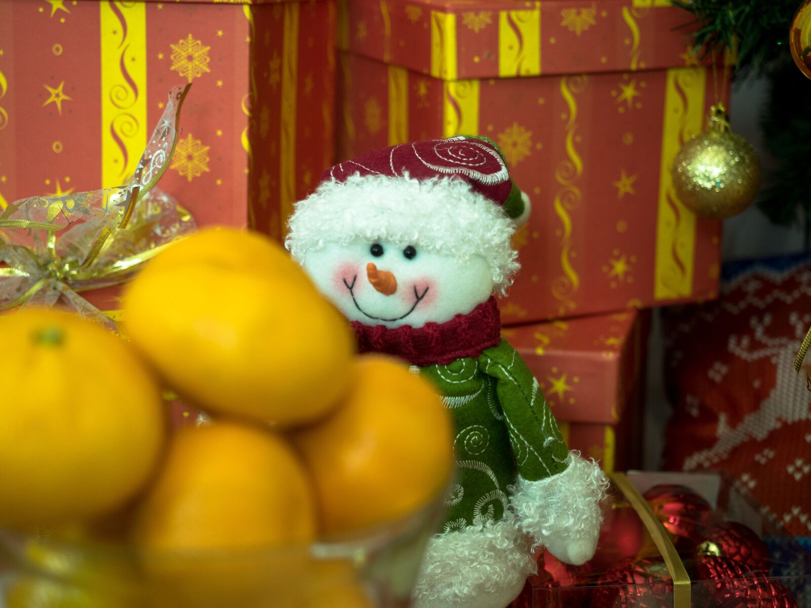 Olympus OM-D E-M5 II + Olympus M.Zuiko Digital ED 12-40mm F2.8 Pro sample photo. Snowman, new year toys photography