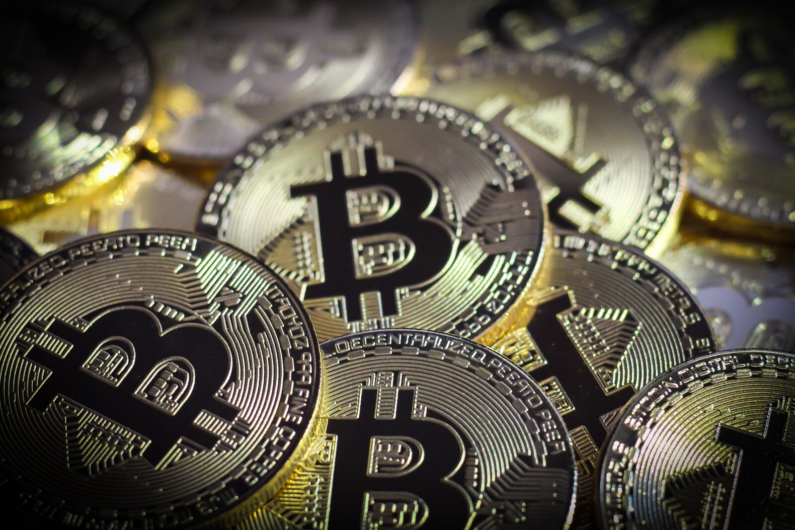 Canon EOS 700D (EOS Rebel T5i / EOS Kiss X7i) + Canon EF 50mm F1.8 STM sample photo. Finance, currency, bitcoin photography