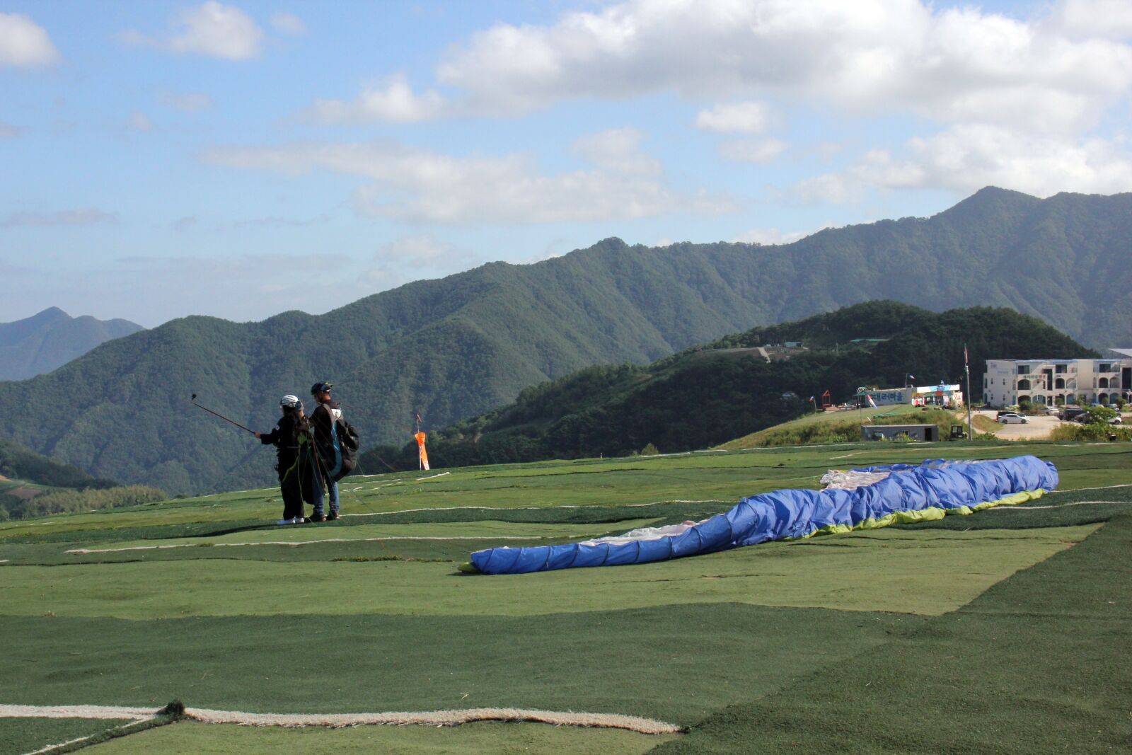 Canon EOS 550D (EOS Rebel T2i / EOS Kiss X4) sample photo. Paragliding, flight, sport photography