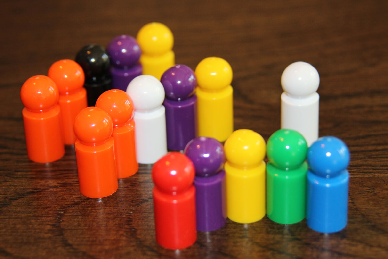 Canon EOS 600D (Rebel EOS T3i / EOS Kiss X5) sample photo. Colorful, game, pawn, plastic photography