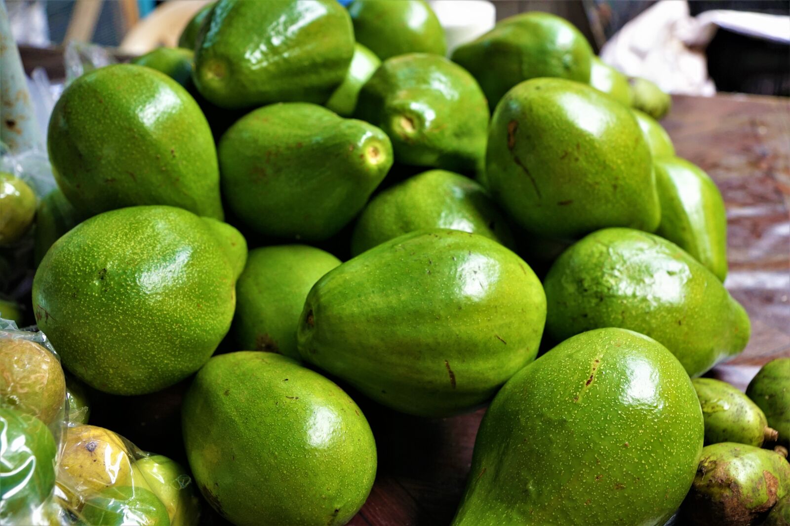 Sony ILCA-77M2 + Sony DT 16-50mm F2.8 SSM sample photo. Avocado, eat, market photography