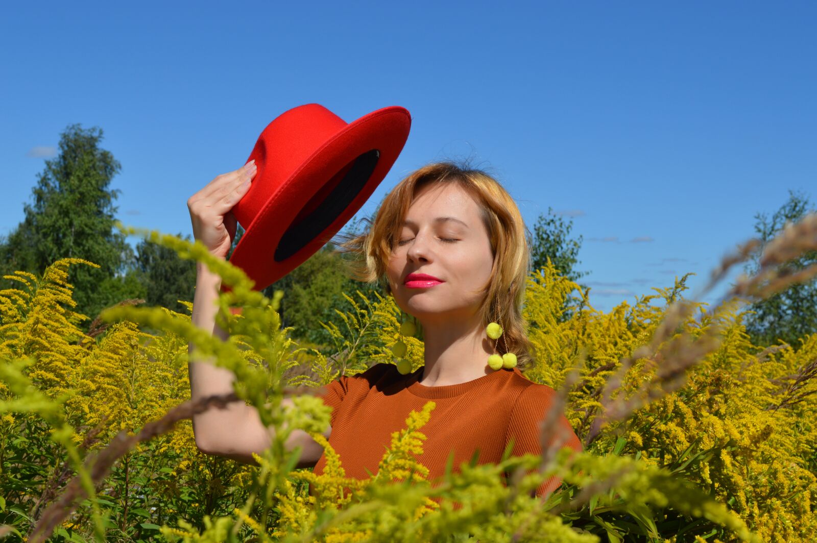Nikon D3200 sample photo. Woman, red hat, field photography