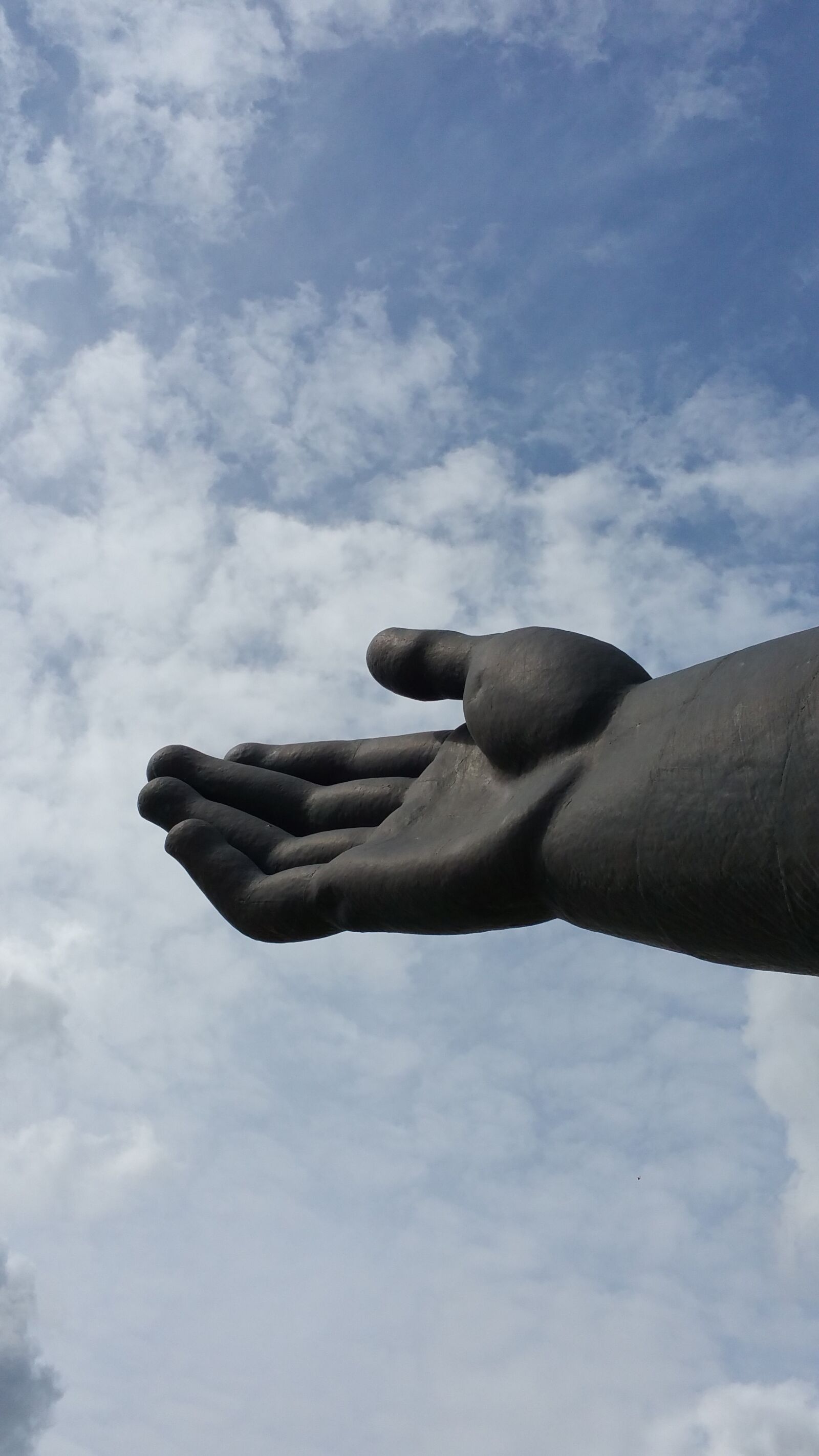 Samsung Galaxy Note4 sample photo. Hand, monument, welcome photography