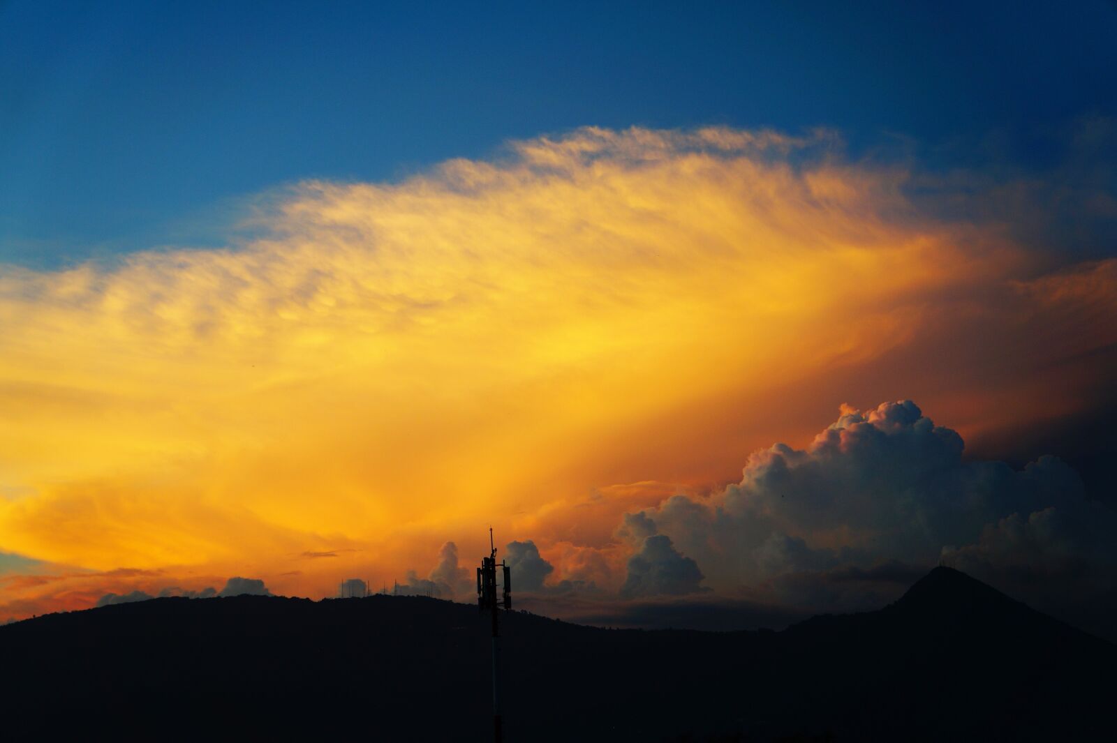 Sony Alpha a3000 + Sony E 18-55mm F3.5-5.6 OSS sample photo. Clouds, sunset, el salvador photography