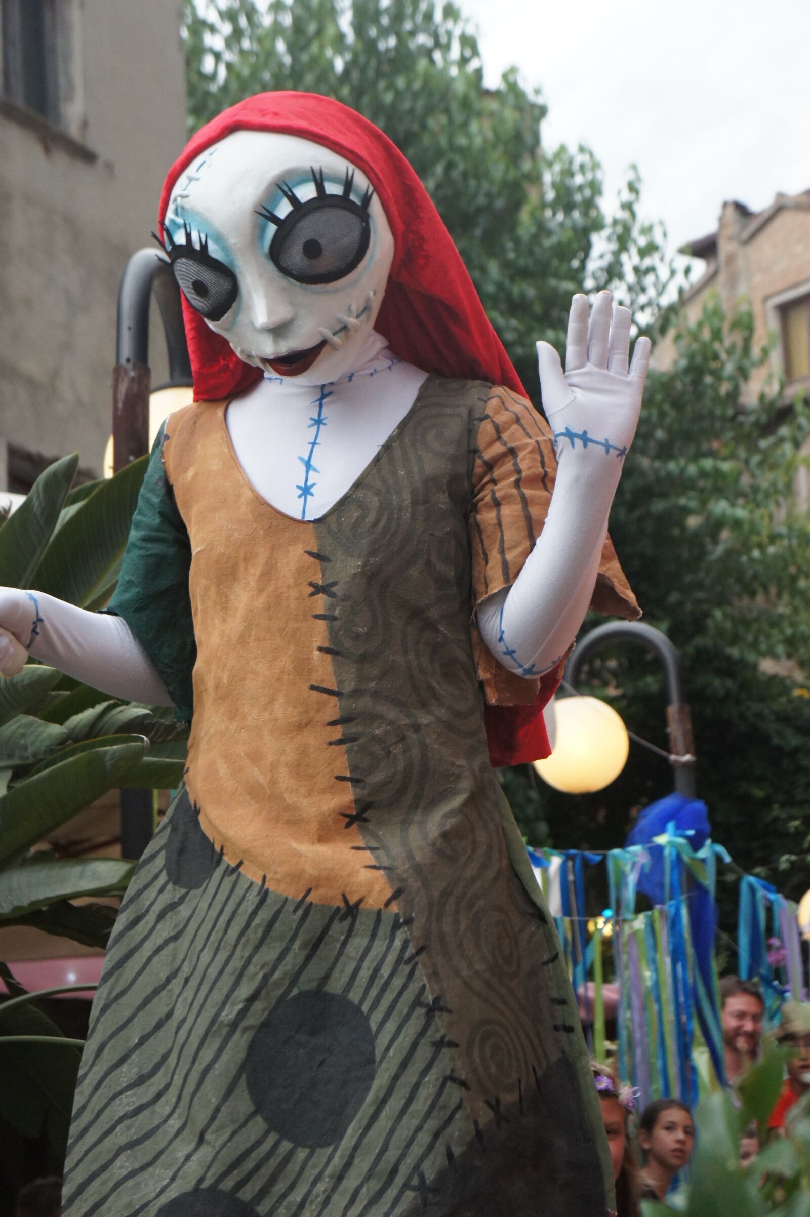 Sony Alpha NEX-5 + Sony E 18-55mm F3.5-5.6 OSS sample photo. Corpse bride, giant doll photography
