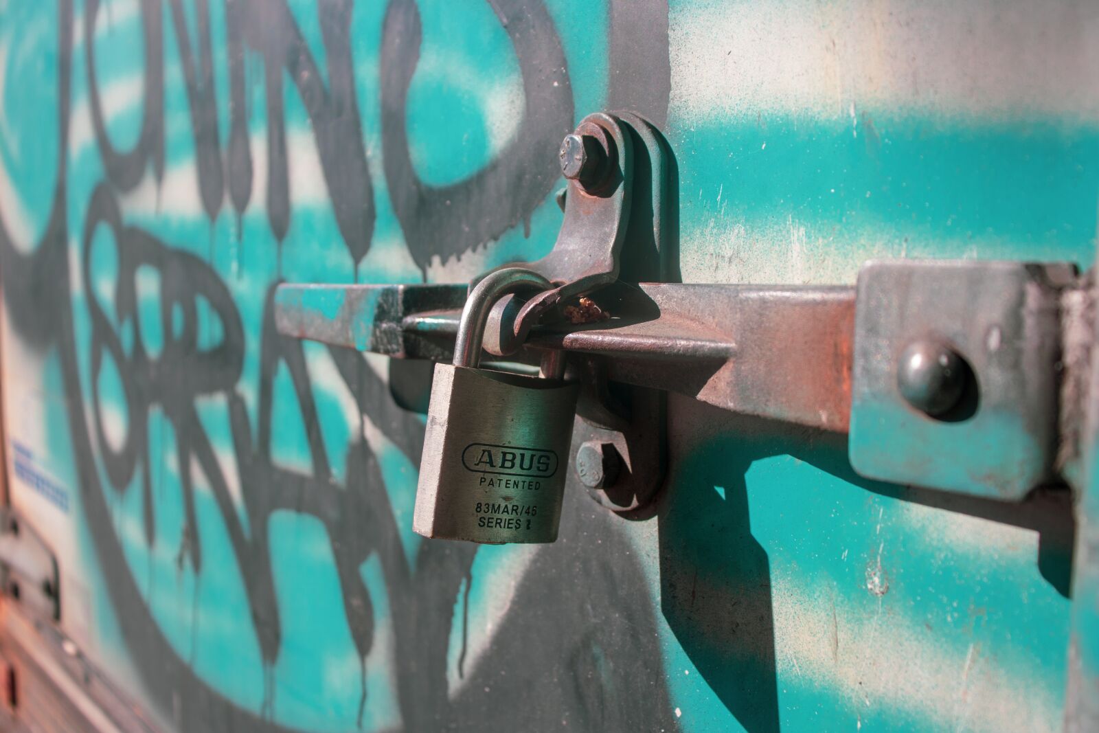 Canon EOS 200D (EOS Rebel SL2 / EOS Kiss X9) sample photo. Padlock, lock, graffiti photography