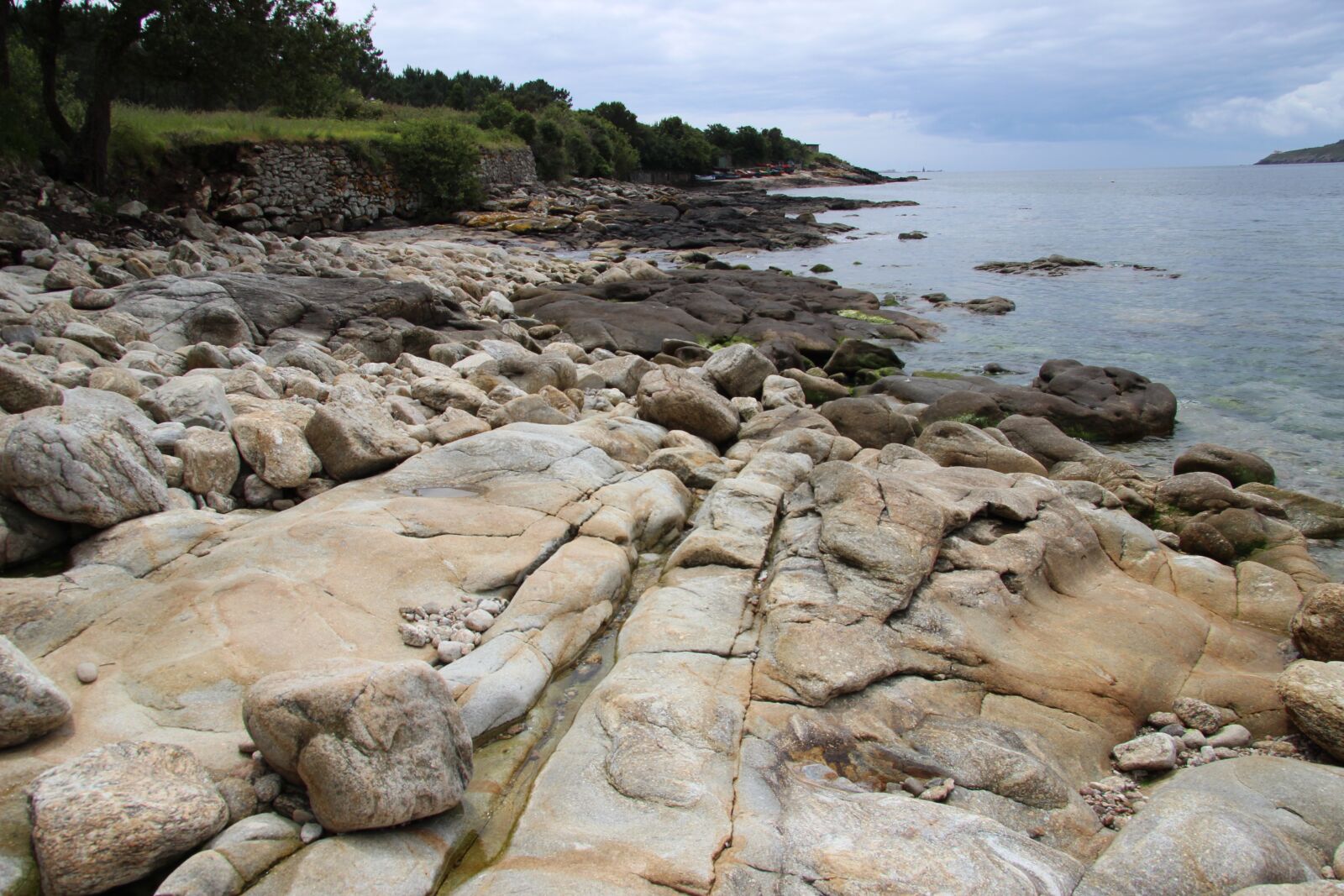 Canon EF-S 17-85mm F4-5.6 IS USM sample photo. Rock shore, granite, ebb photography