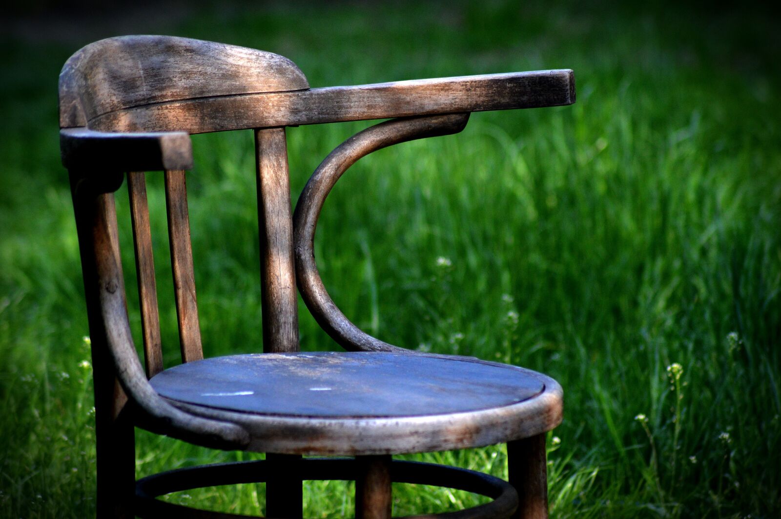 Nikon D3200 sample photo. Chair, old chair, garden photography