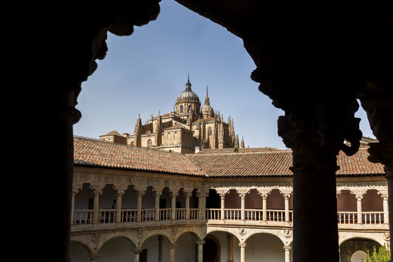 Canon EF-S 18-200mm F3.5-5.6 IS sample photo. Cloister, salamanca, spain photography