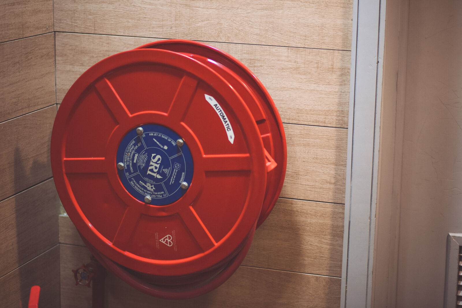 Canon EF 85mm F1.8 USM sample photo. Red, hose, storage, handle photography