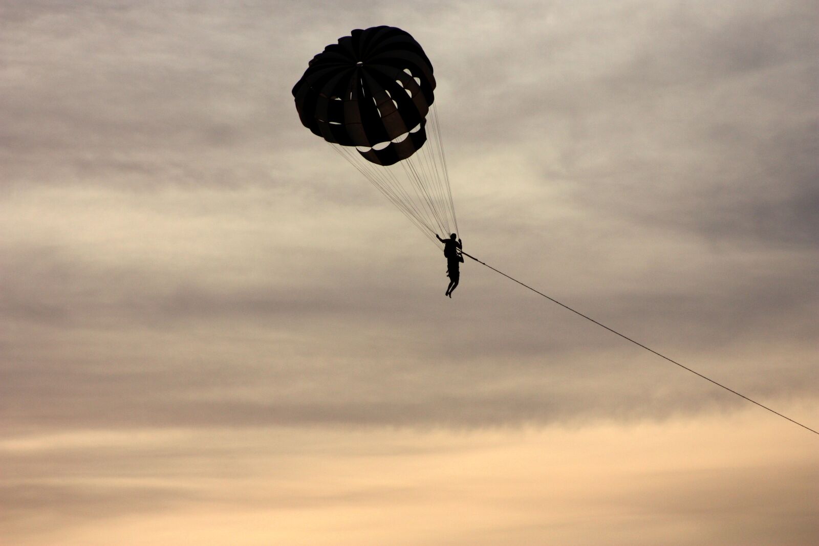 Canon EOS 450D (EOS Rebel XSi / EOS Kiss X2) sample photo. Parasailing, outdoor, parachute photography
