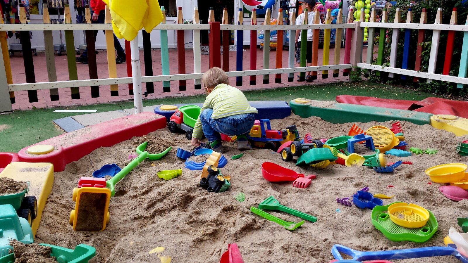 Samsung Galaxy S4 sample photo. Child, sand pit, play photography