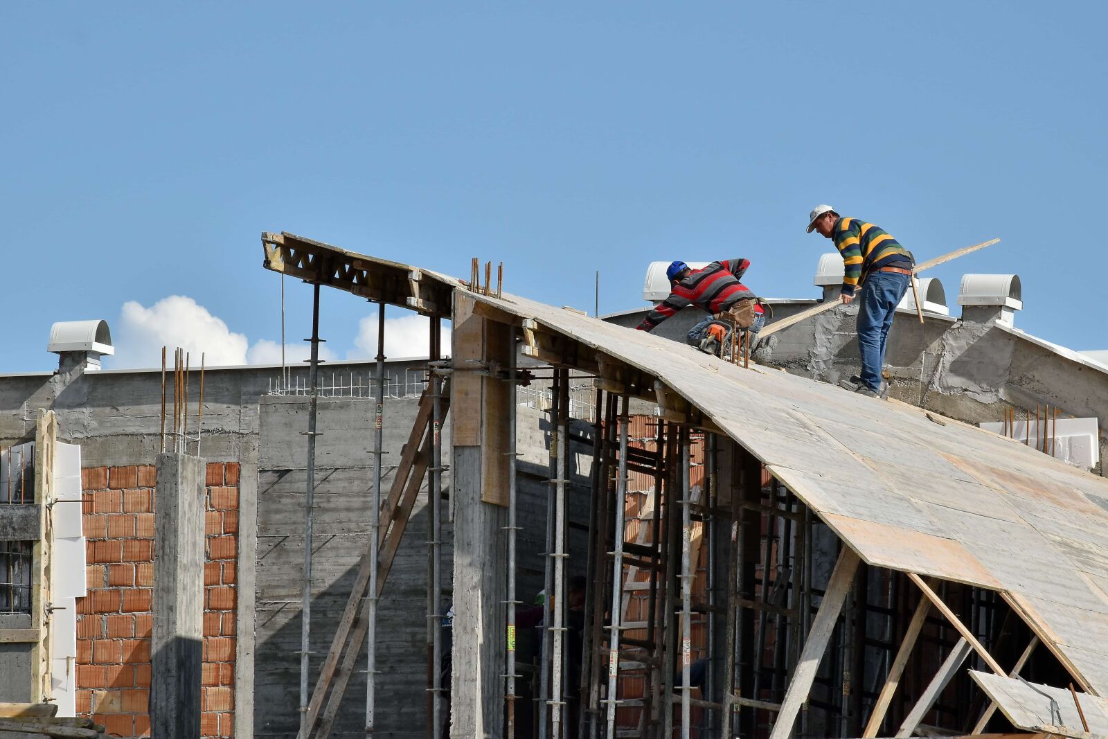 Nikon D5500 sample photo. Construction worker, roof, rooftop photography