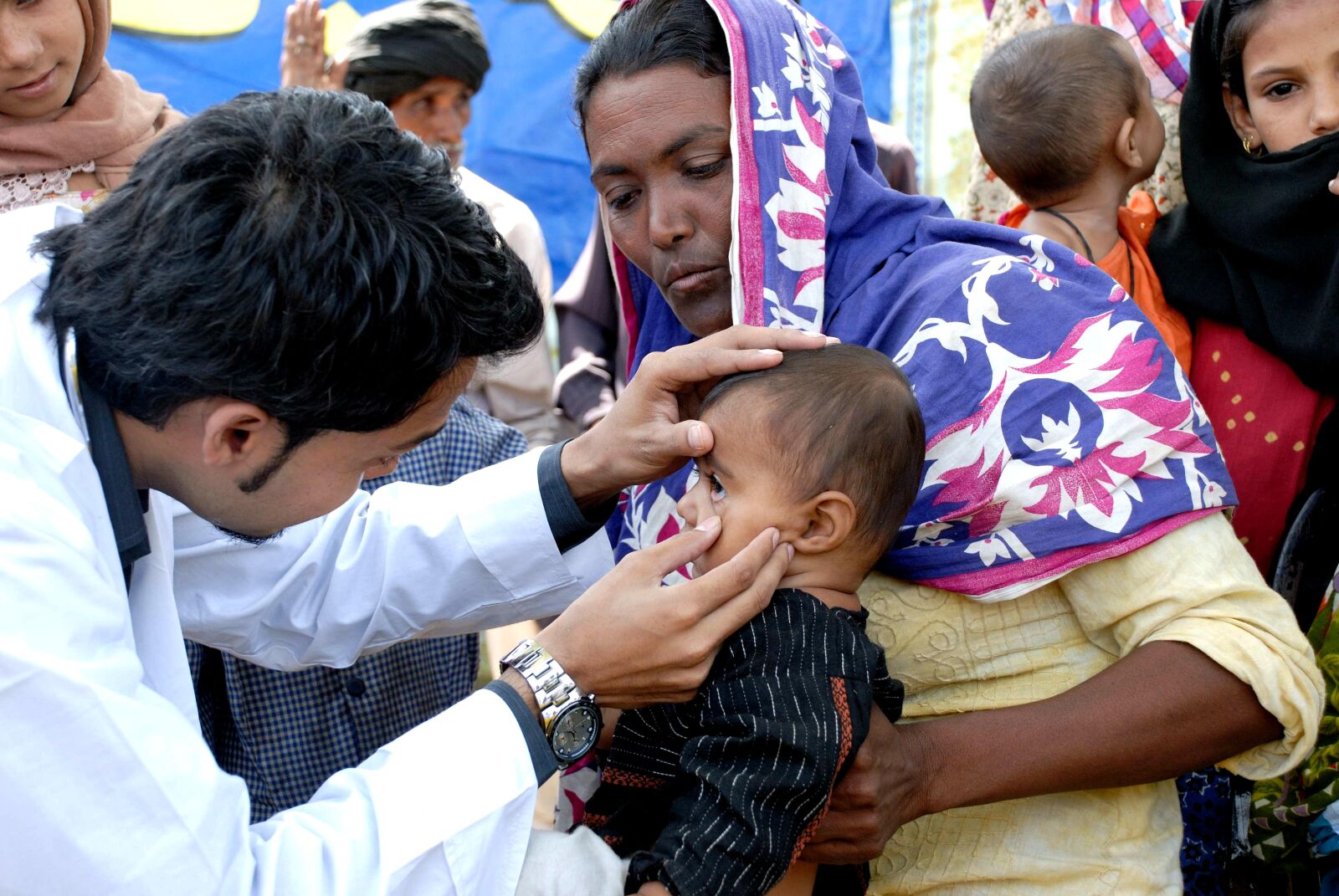 Nikon D200 sample photo. Doctor, inspects, child photography
