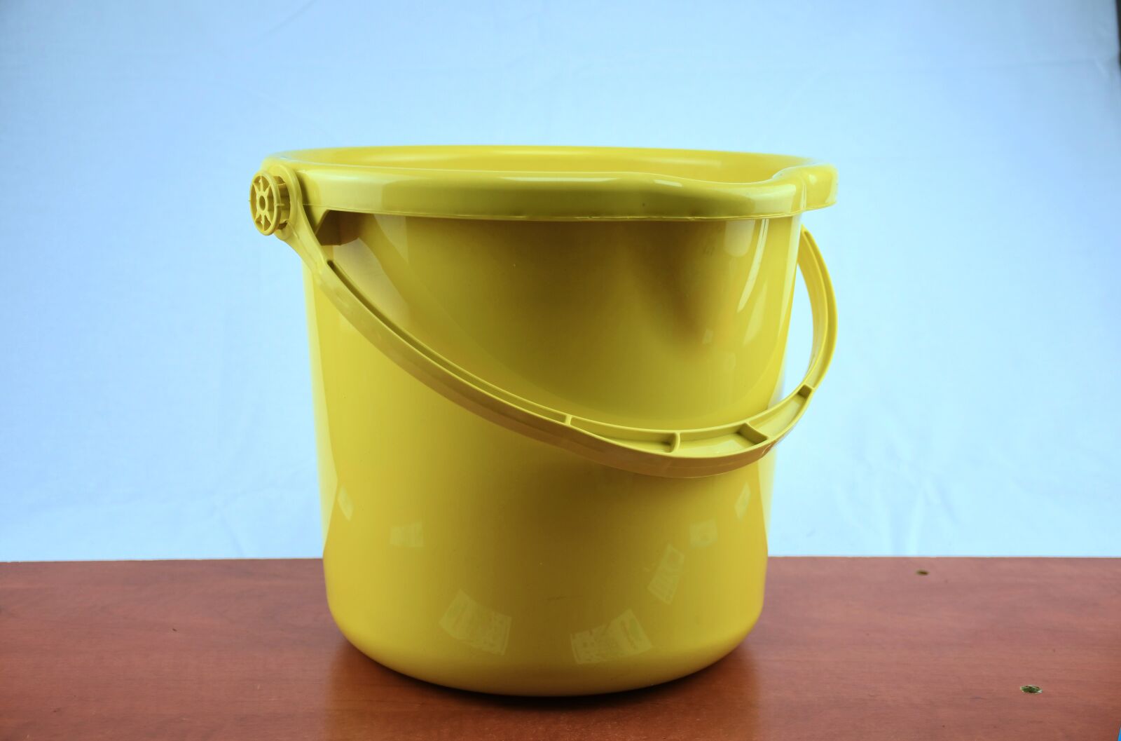 Nikon D7500 sample photo. Valde, cleaning, yellow photography
