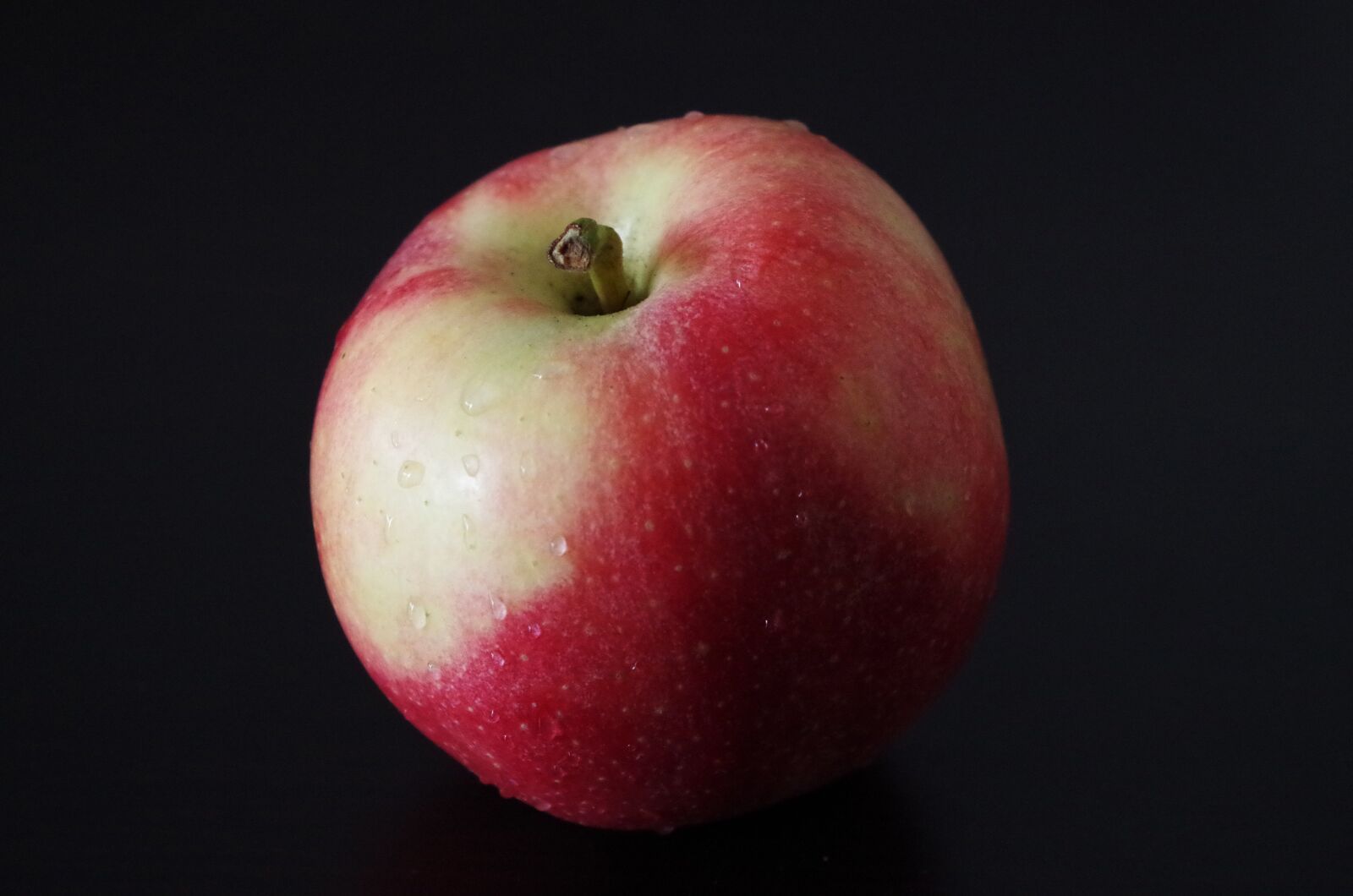 Pentax K-500 sample photo. Apple, fruit, health photography