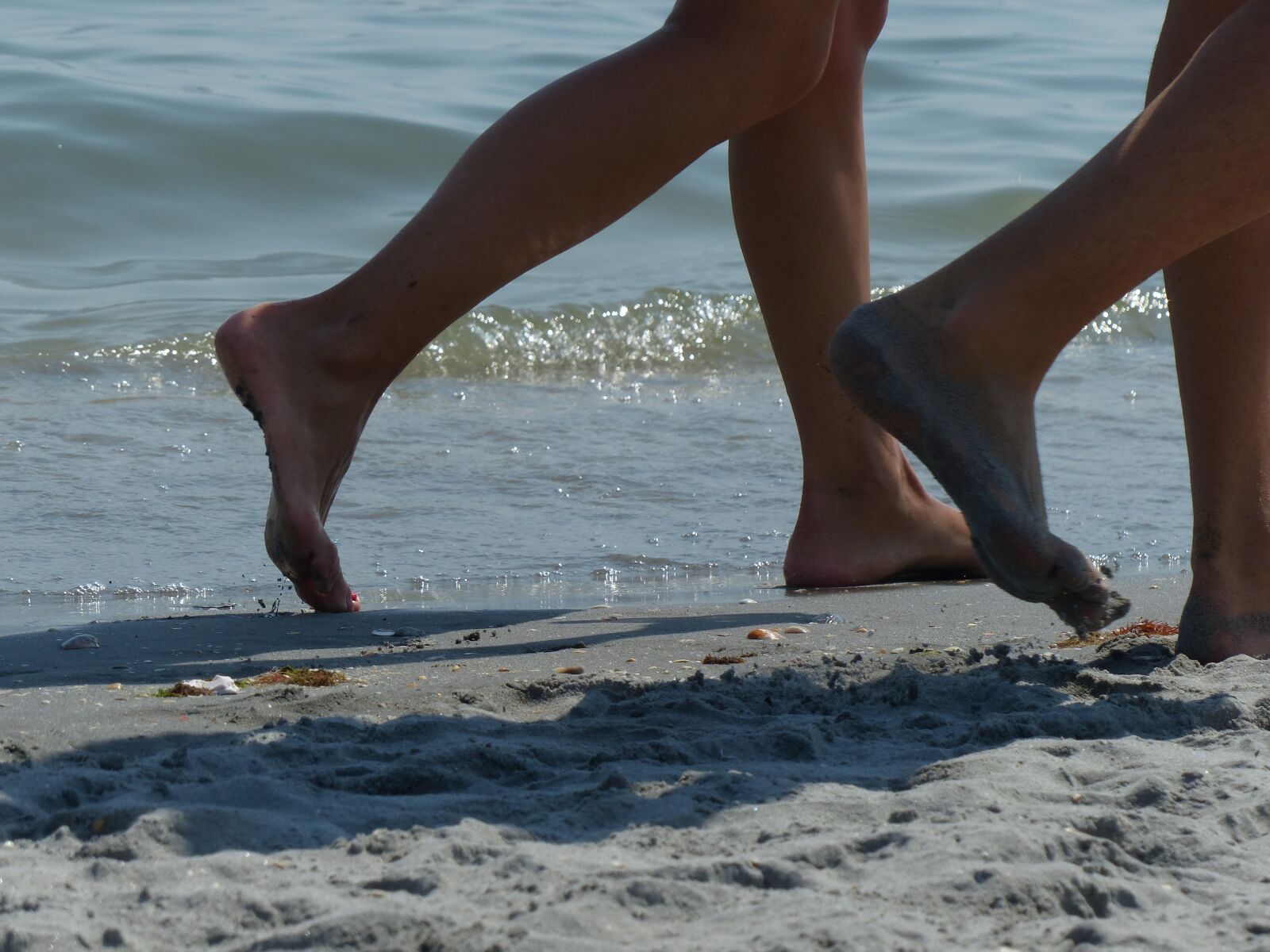 Panasonic Lumix DMC-FZ200 sample photo. Feet, path, sand photography