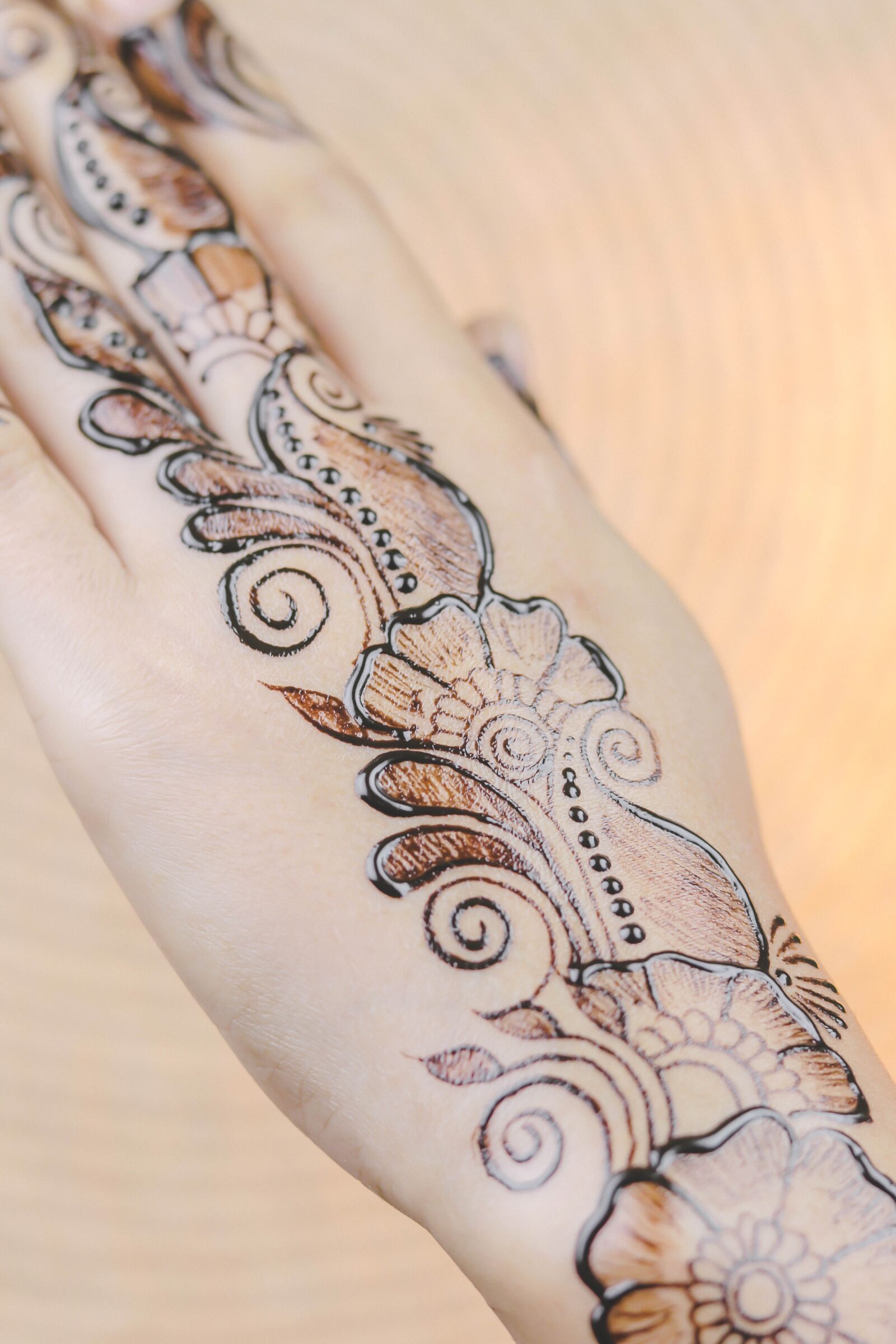 Canon EOS 80D + Canon EF 50mm F1.8 STM sample photo. Henna, hands, mehendi photography