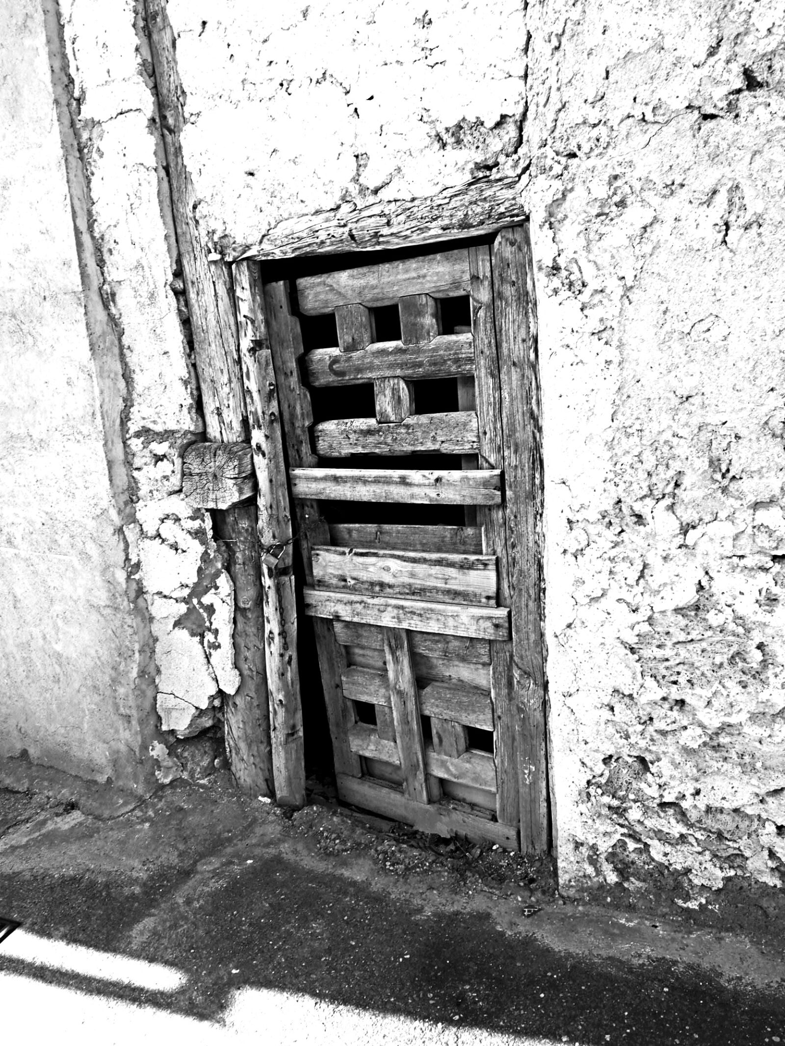 Olympus OM-D E-M1 + OLYMPUS M.12-50mm F3.5-6.3 sample photo. Old door, wood, black photography