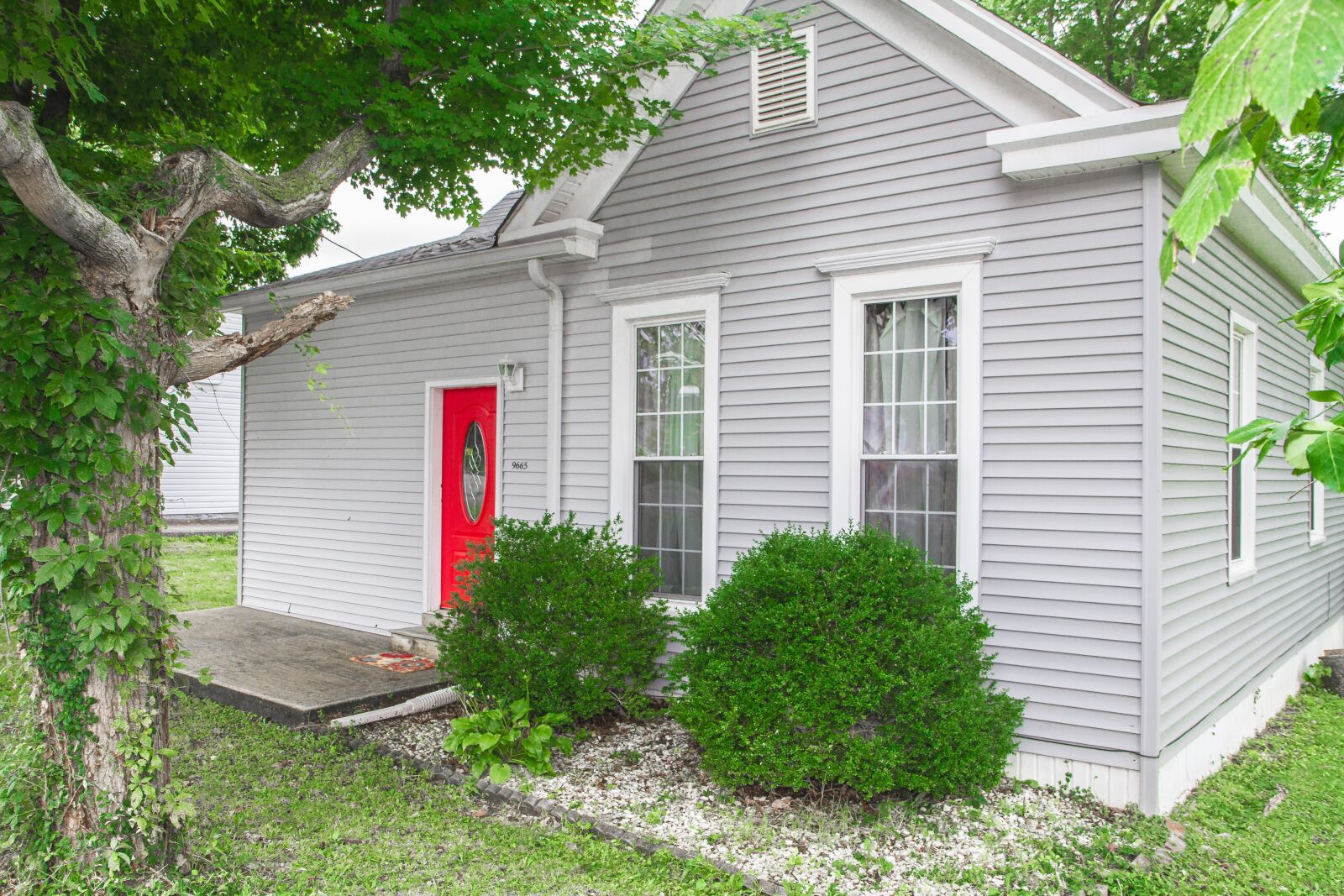 Canon EOS 7D sample photo. Red, door, gray photography