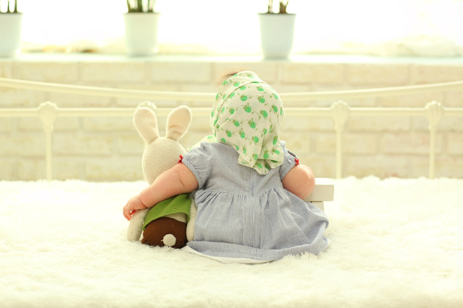 Canon EOS 5D Mark II sample photo. Baby behind, baby, pooping photography
