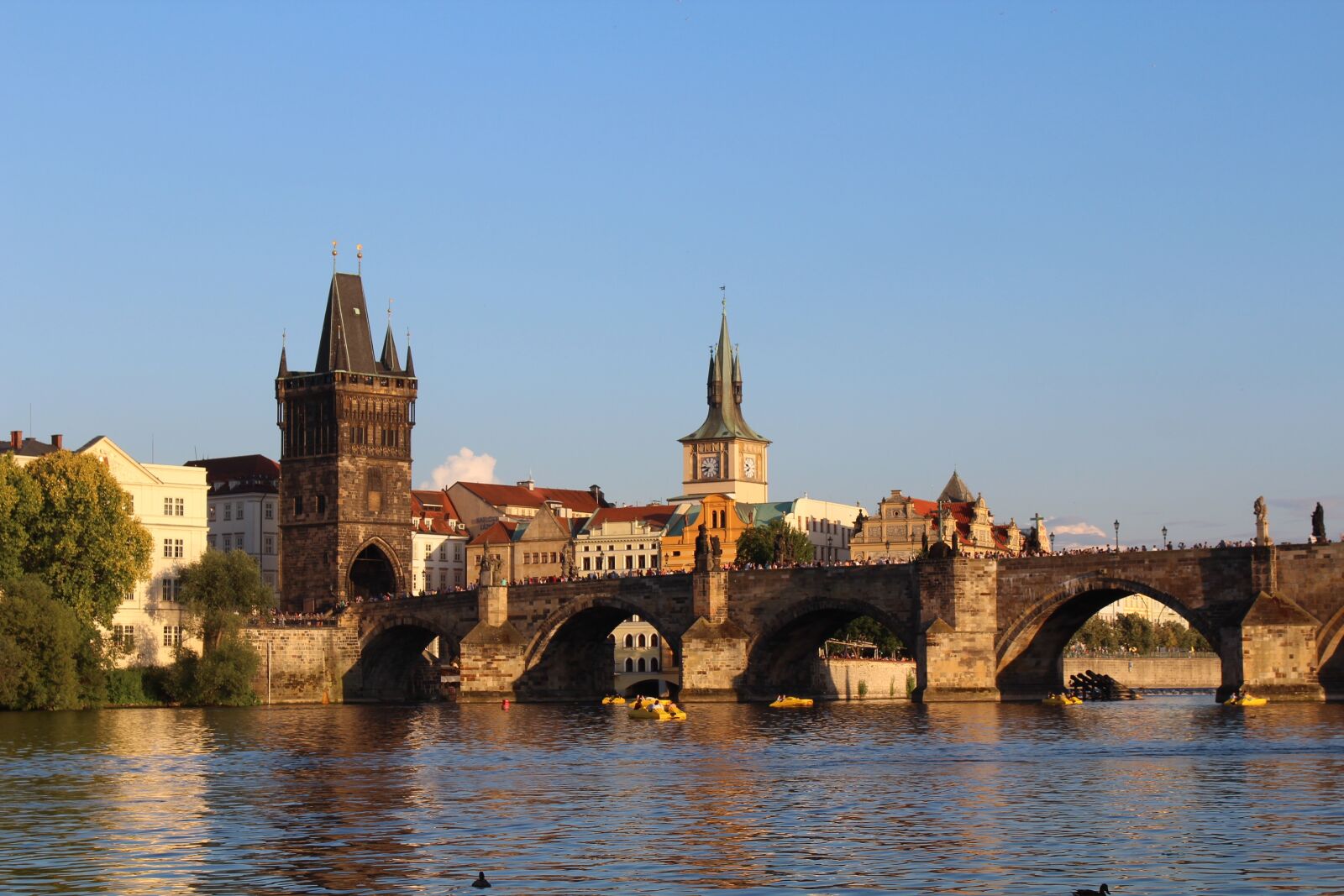 Canon EOS 1300D (EOS Rebel T6 / EOS Kiss X80) sample photo. Prague, vltava, river photography