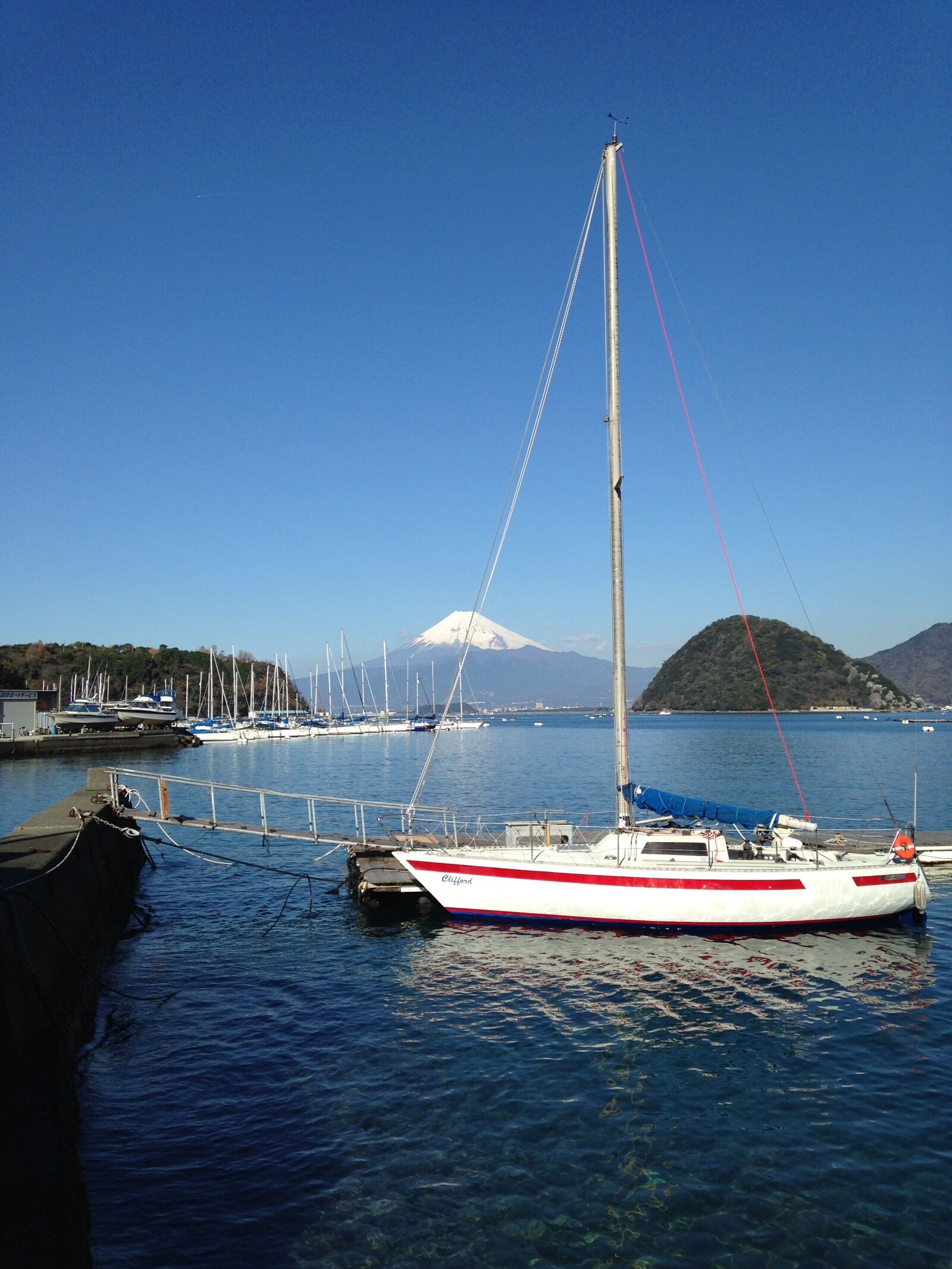 iPhone 5c back camera 4.12mm f/2.4 sample photo. Mt fuji, sea, cruiser photography