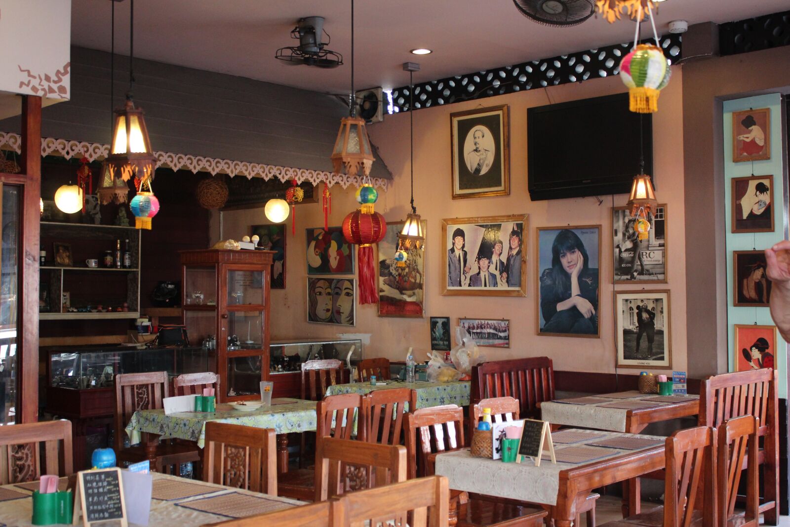 Canon EOS 600D (Rebel EOS T3i / EOS Kiss X5) sample photo. Restaurant, inside, cafe photography