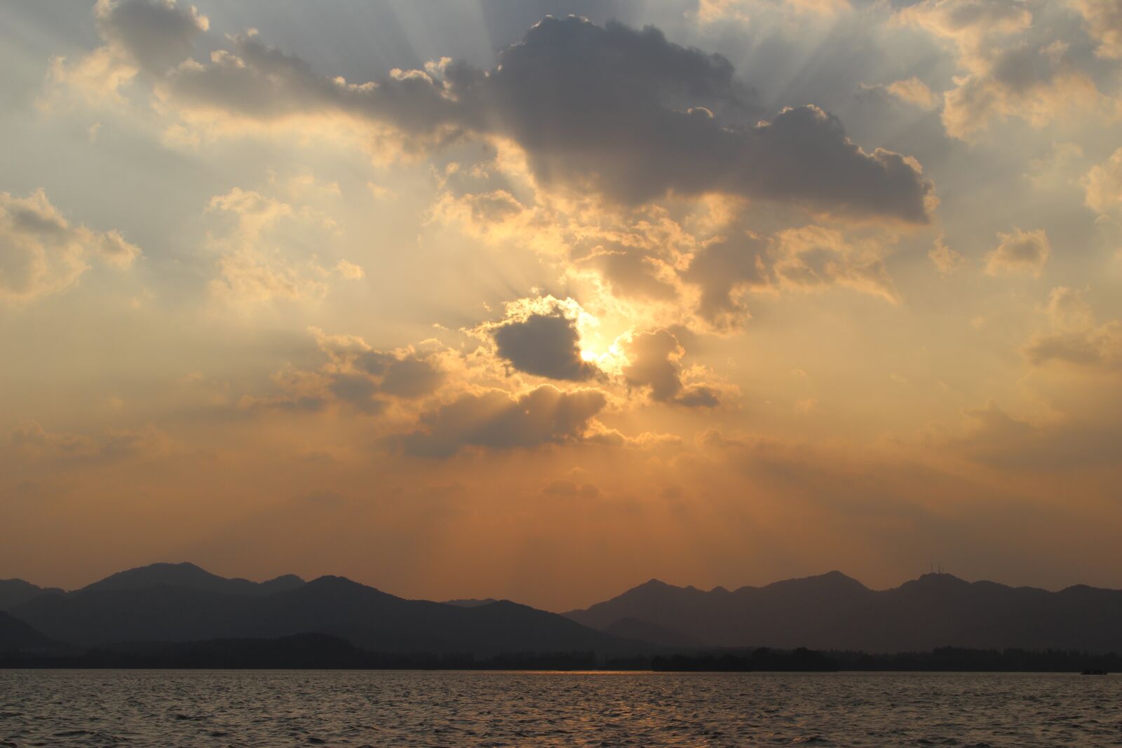 Canon EOS 700D (EOS Rebel T5i / EOS Kiss X7i) + Canon EF 24-105mm F4L IS USM sample photo. Sunset, west lake, cloud photography